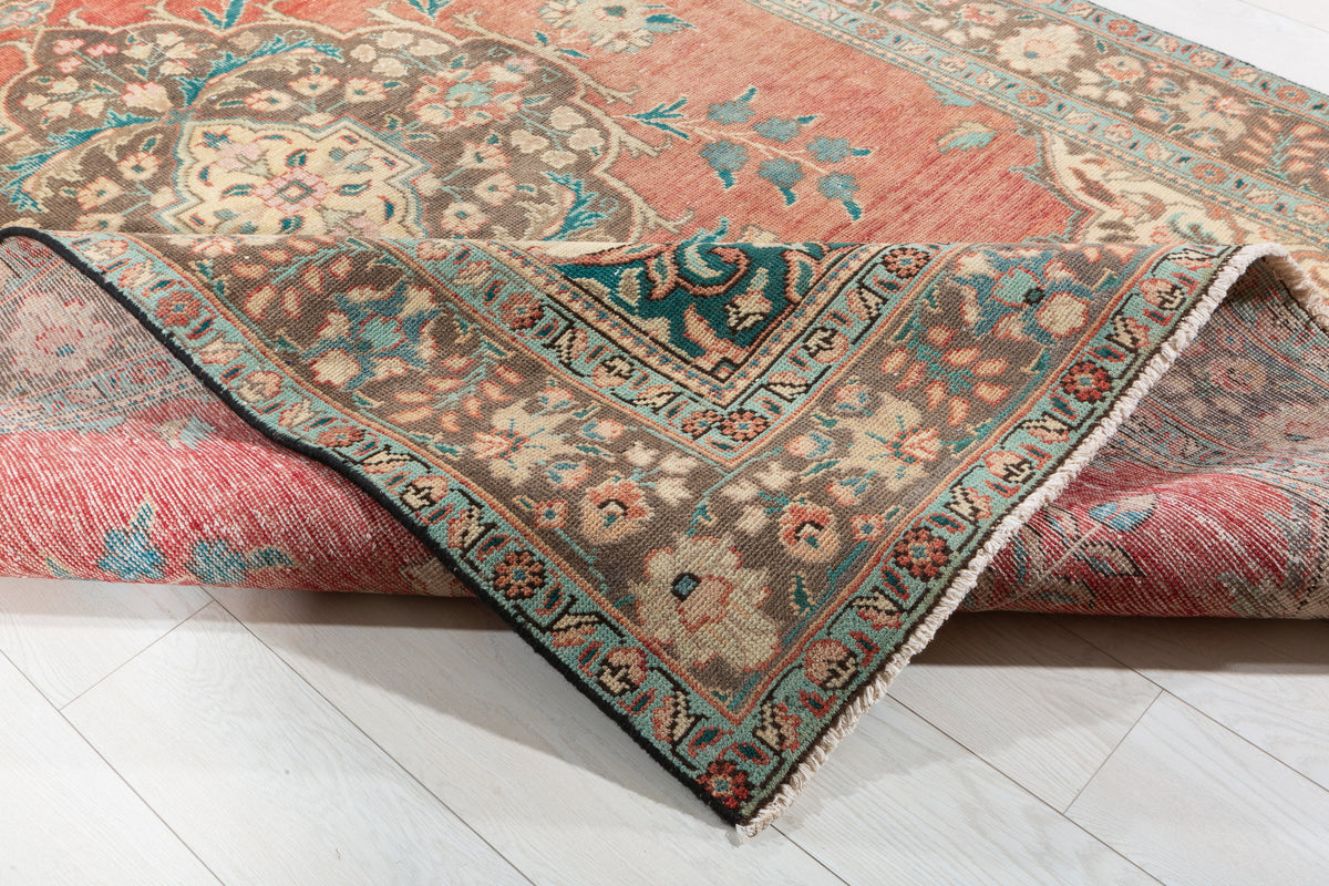 Vintage Faded red and beige Floral Rug – 9' 7" x 6' 1" (292 x 186 cm)
