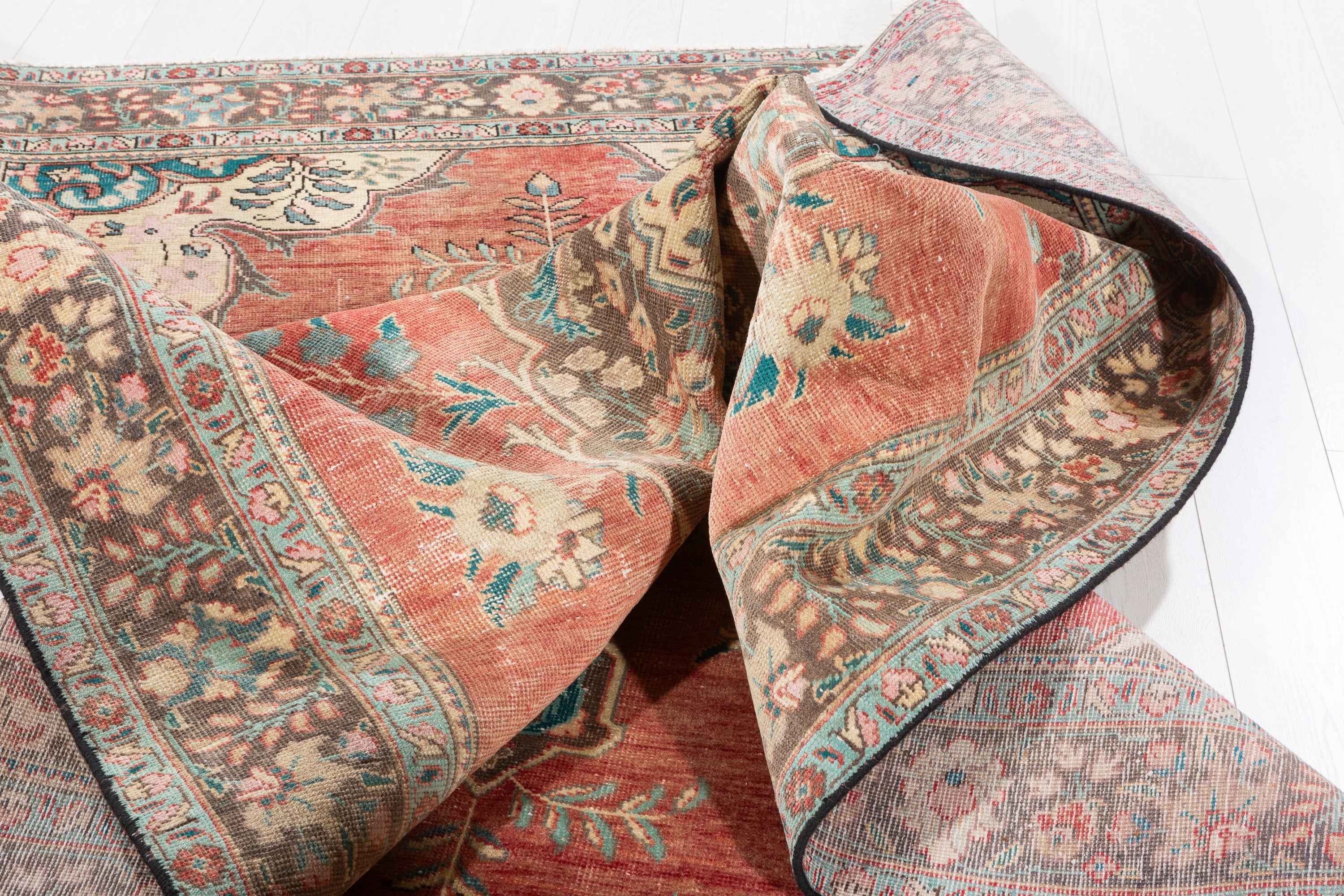 Vintage Faded red and beige Floral Rug – 9' 7" x 6' 1" (292 x 186 cm)
