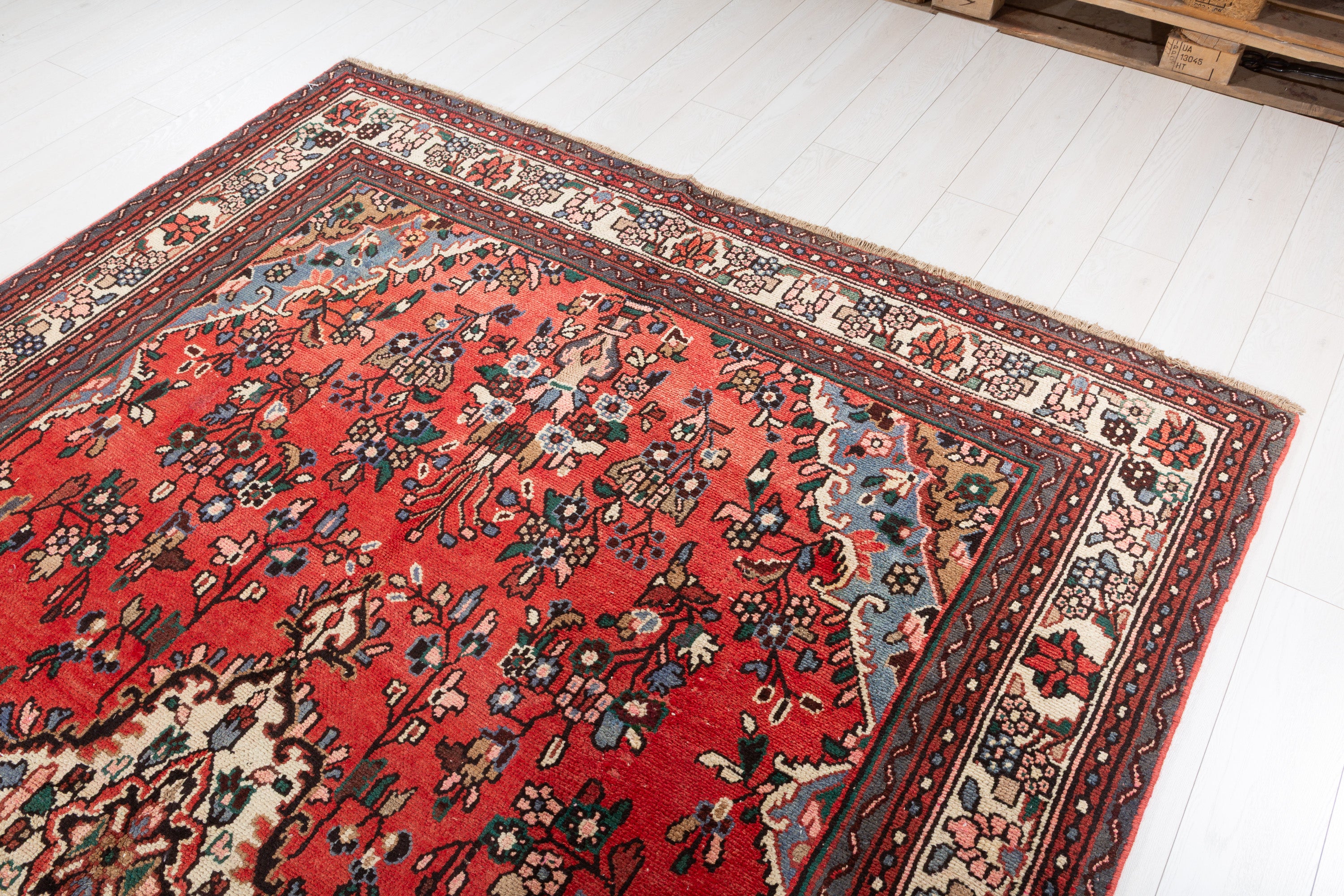 Vintage Red and beige Floral Rug – 9' 7" x 6' 5" (292 x 196 cm)