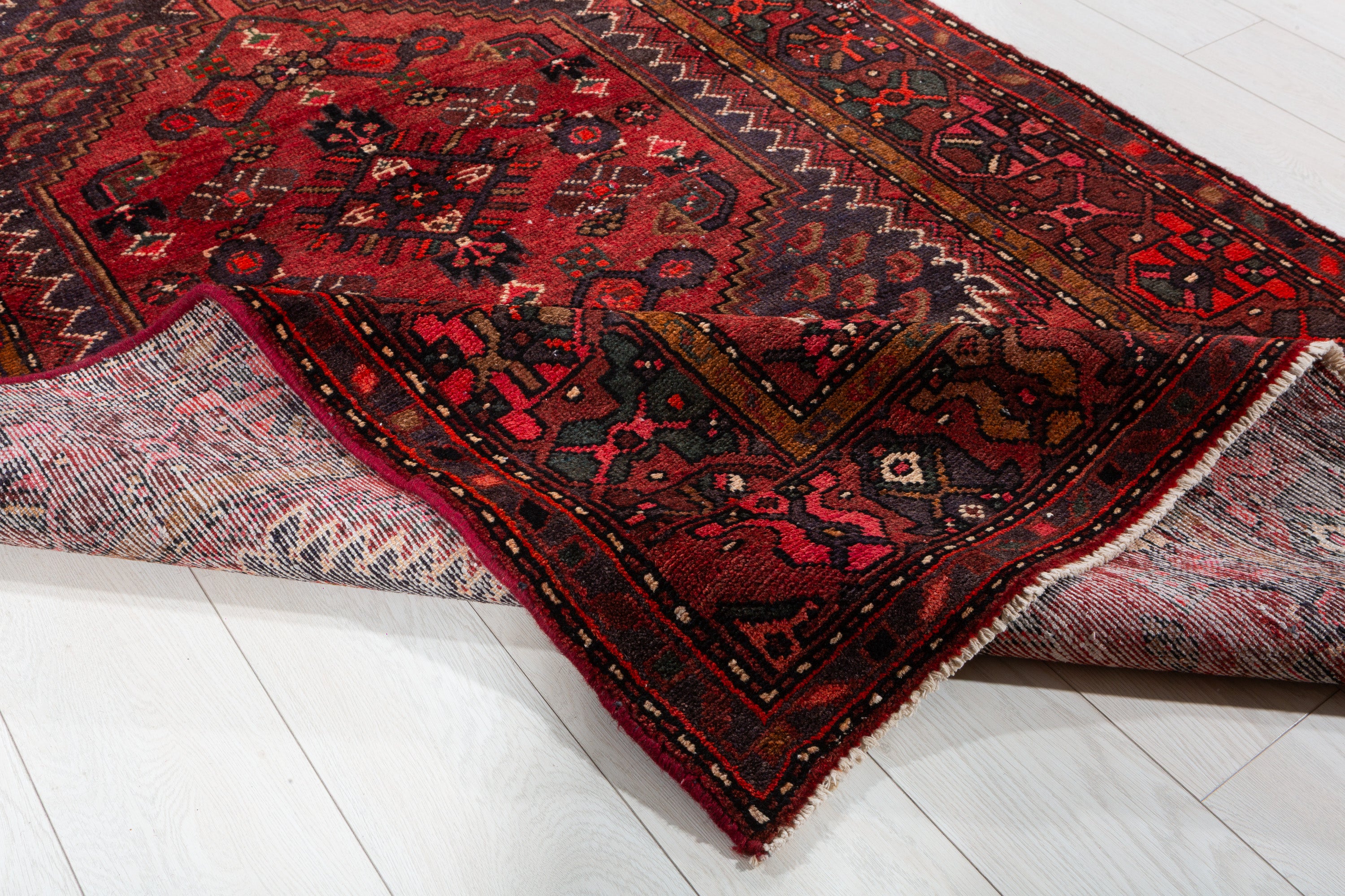 Vintage Rust Red Central Medallion Area Rug – 7' 9" x 4' 3" (236 x 130 cm)