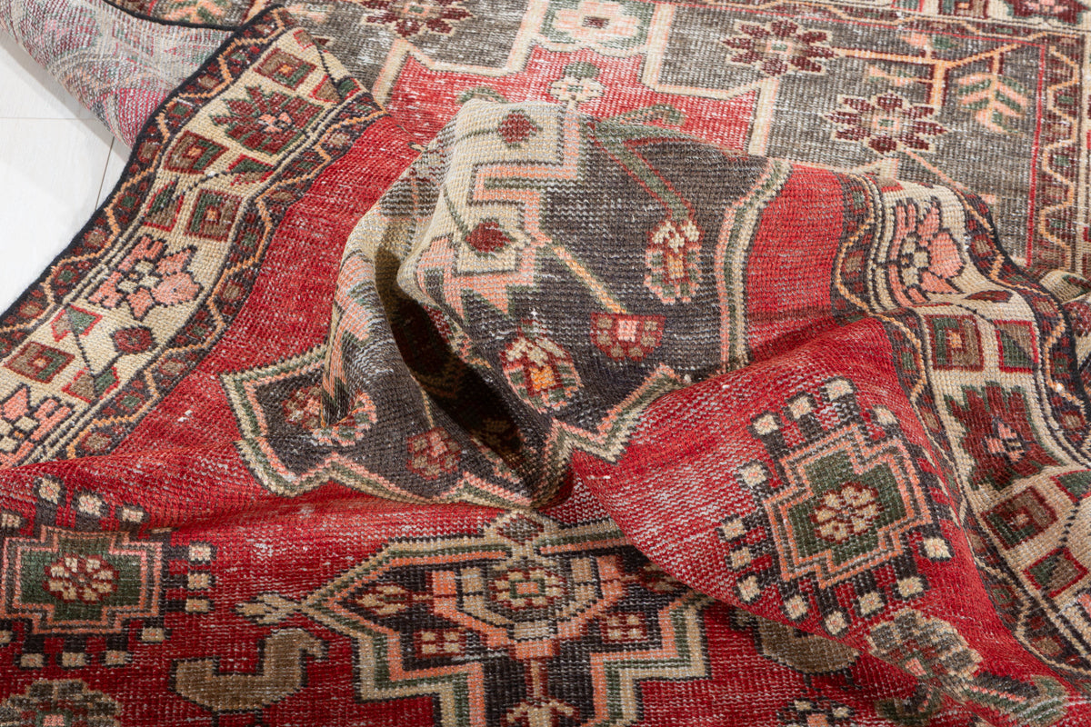 Vintage Faded Red, Beige Distressed Floral Medallion Area Rug – 7' 3" x 3' 10" (222 x 117 cm)