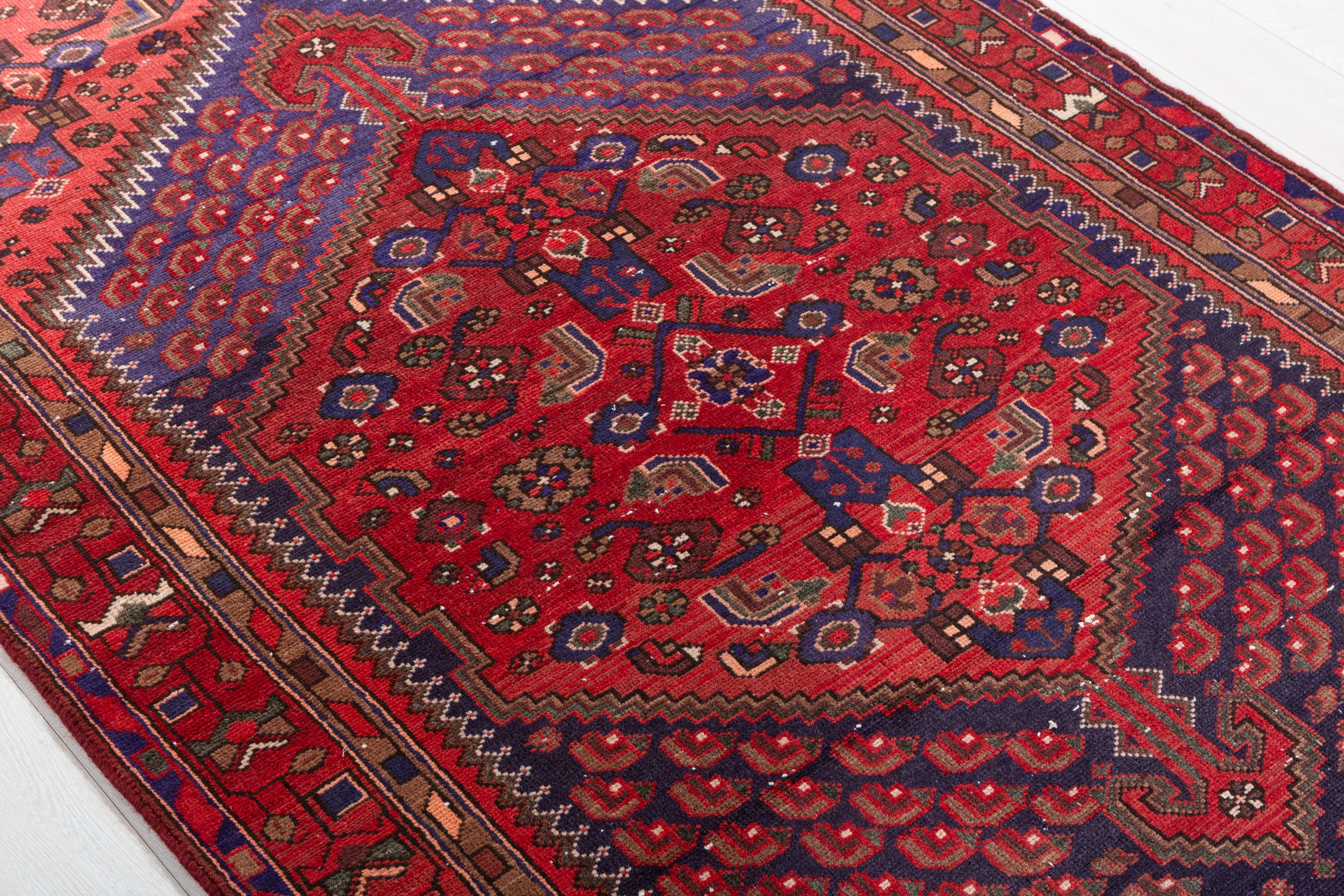 Vintage Red, Coral Central Medallion Area Rug – 6' 10" x 4' 2" (209 x 128 cm)