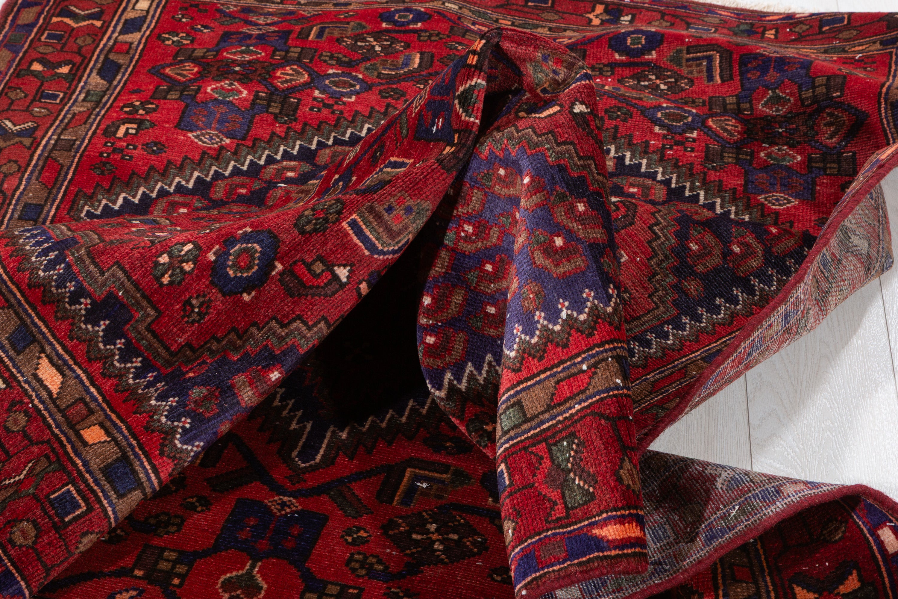Vintage Red, Coral Central Medallion Area Rug – 6' 10" x 4' 2" (209 x 128 cm)