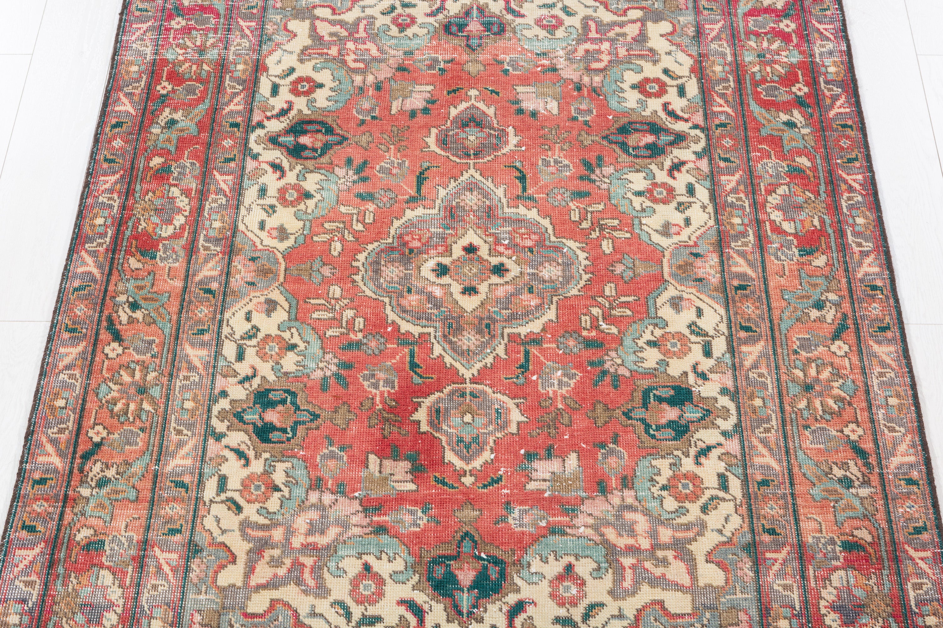 Vintage Faded Red Floral Medallion Area Rug – 6' 2" x 4' 5" (187 x 134 cm)