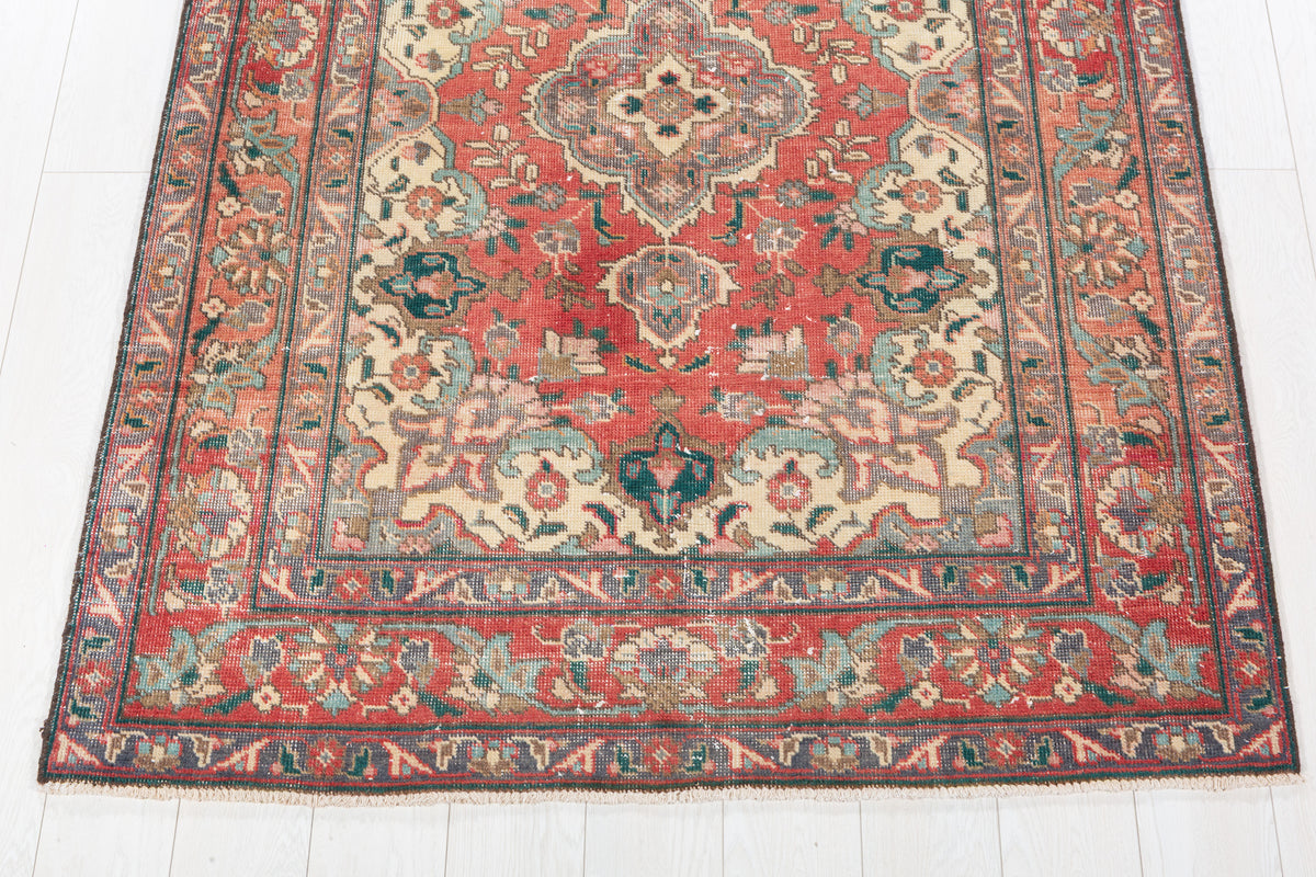 Vintage Faded Red Floral Medallion Area Rug – 6' 2" x 4' 5" (187 x 134 cm)