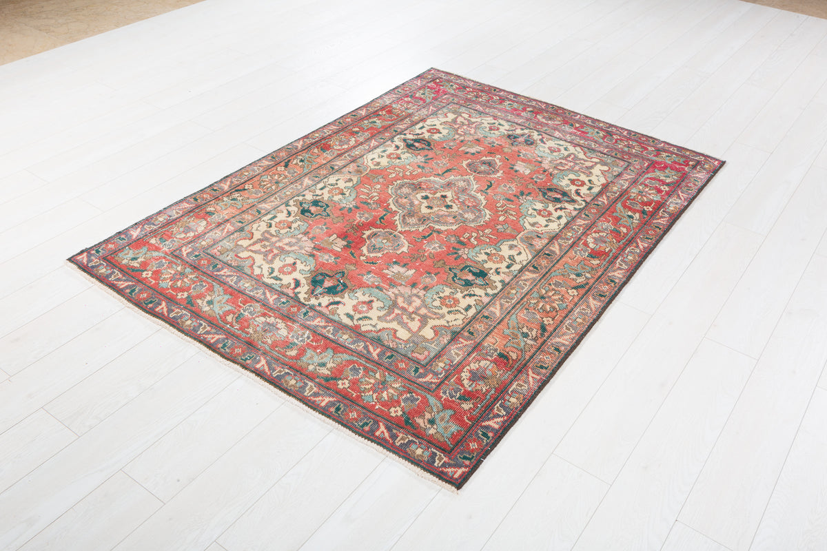 Vintage Faded Red Floral Medallion Area Rug – 6' 2" x 4' 5" (187 x 134 cm)