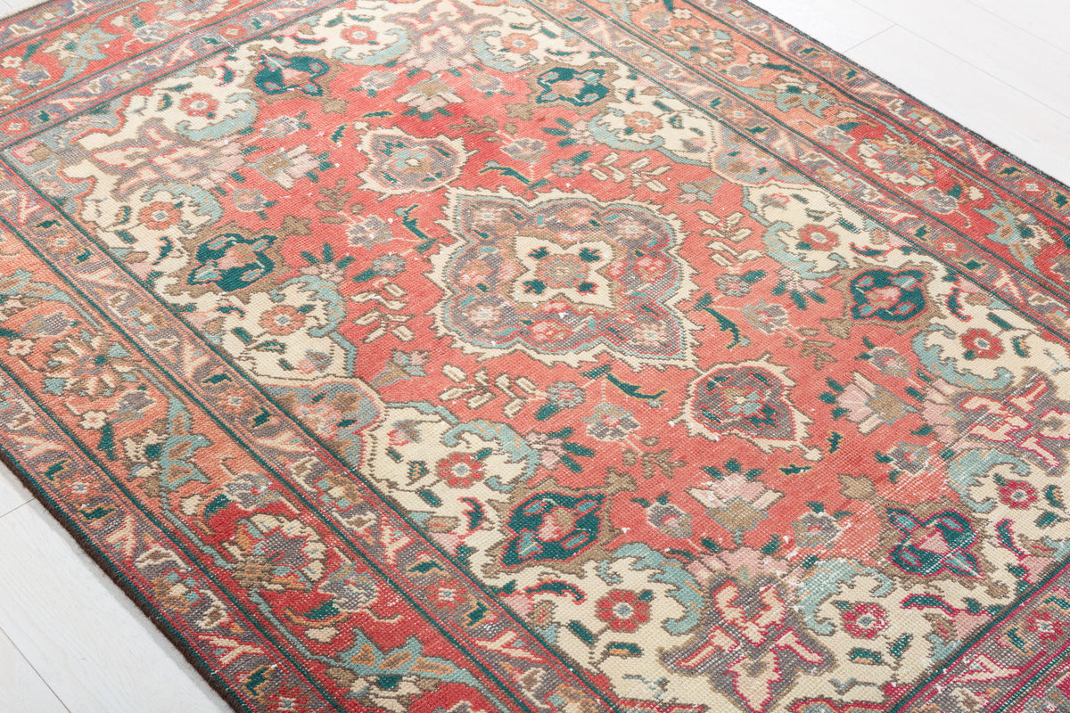 Vintage Faded Red Floral Medallion Area Rug – 6' 2" x 4' 5" (187 x 134 cm)