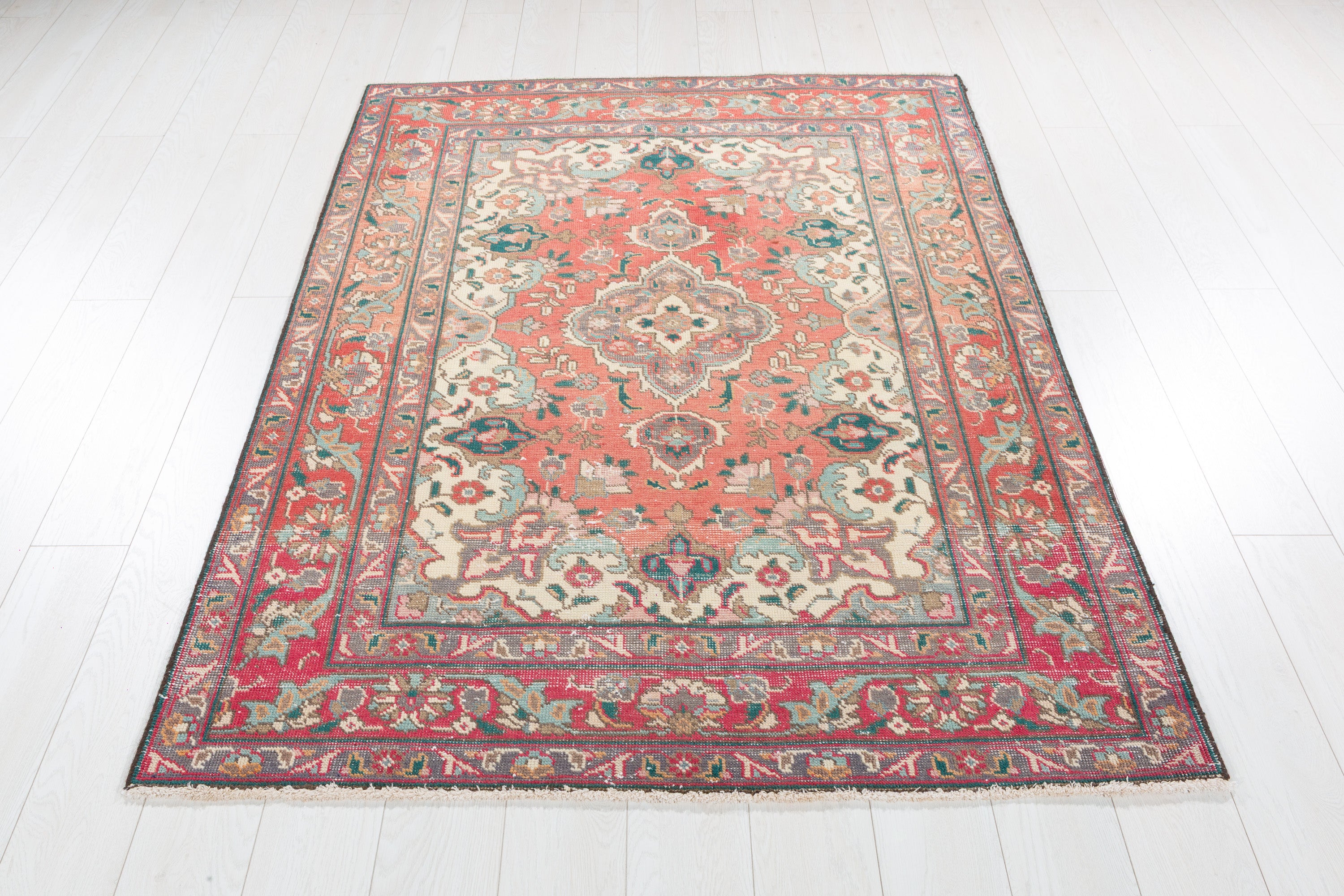 Vintage Faded Red Floral Medallion Area Rug – 6' 2" x 4' 5" (187 x 134 cm)