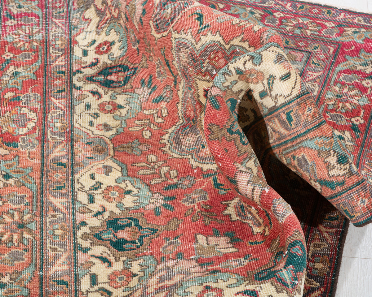 Vintage Faded Red Floral Medallion Area Rug – 6' 2" x 4' 5" (187 x 134 cm)