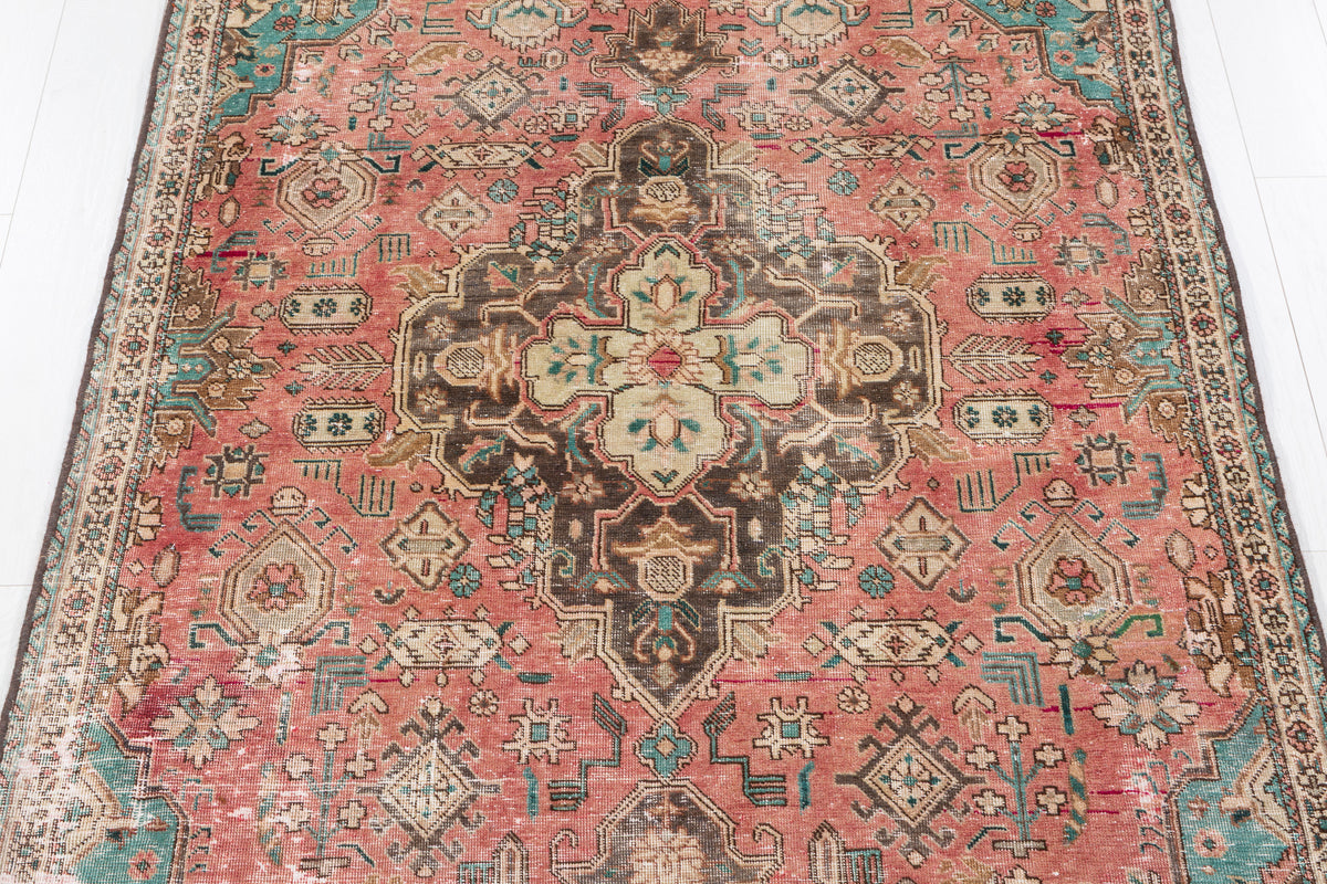 Vintage Faded Red Floral Medallion Area Rug – 7' 8" x 4' 7" (234 x 140 cm)