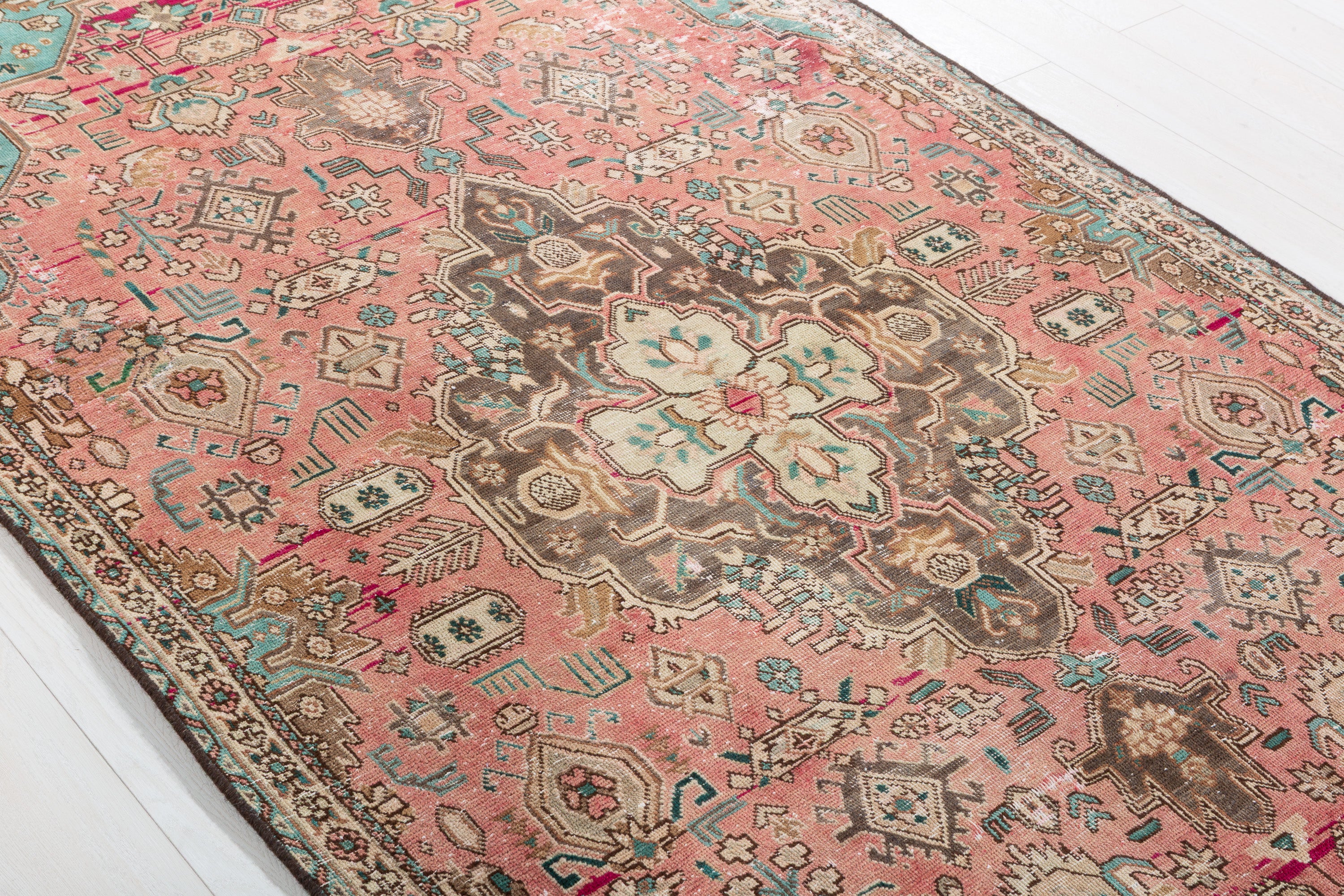 Vintage Faded Red Floral Medallion Area Rug – 7' 8" x 4' 7" (234 x 140 cm)