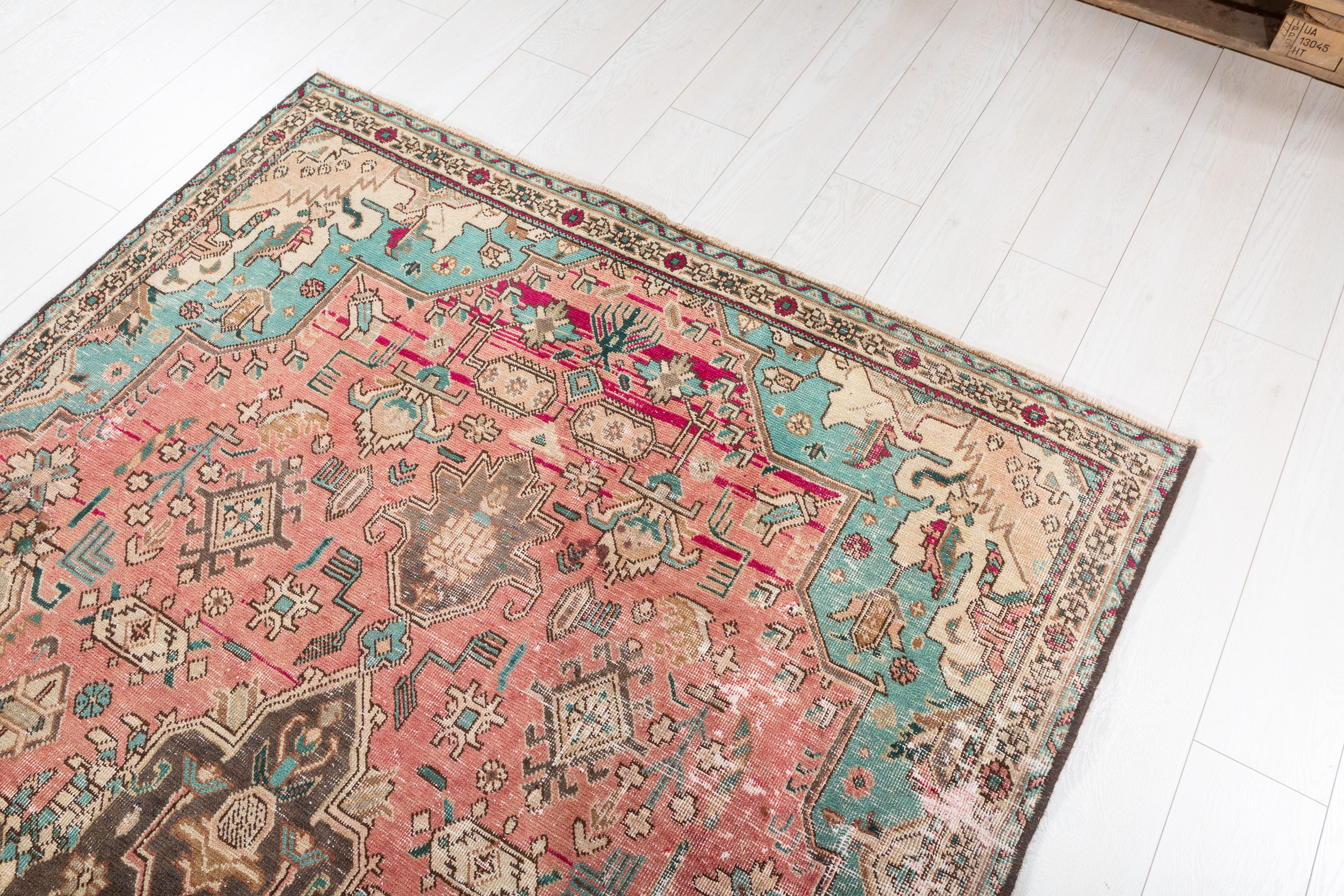 Vintage Faded Red Floral Medallion Area Rug – 7' 8" x 4' 7" (234 x 140 cm)