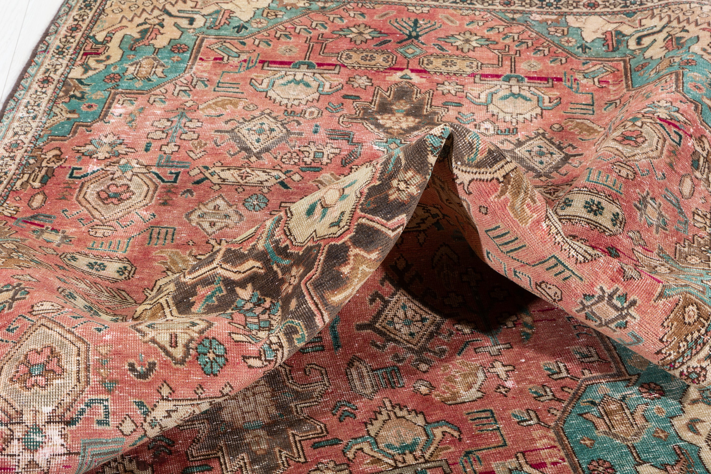 Vintage Faded Red Floral Medallion Area Rug – 7' 8" x 4' 7" (234 x 140 cm)