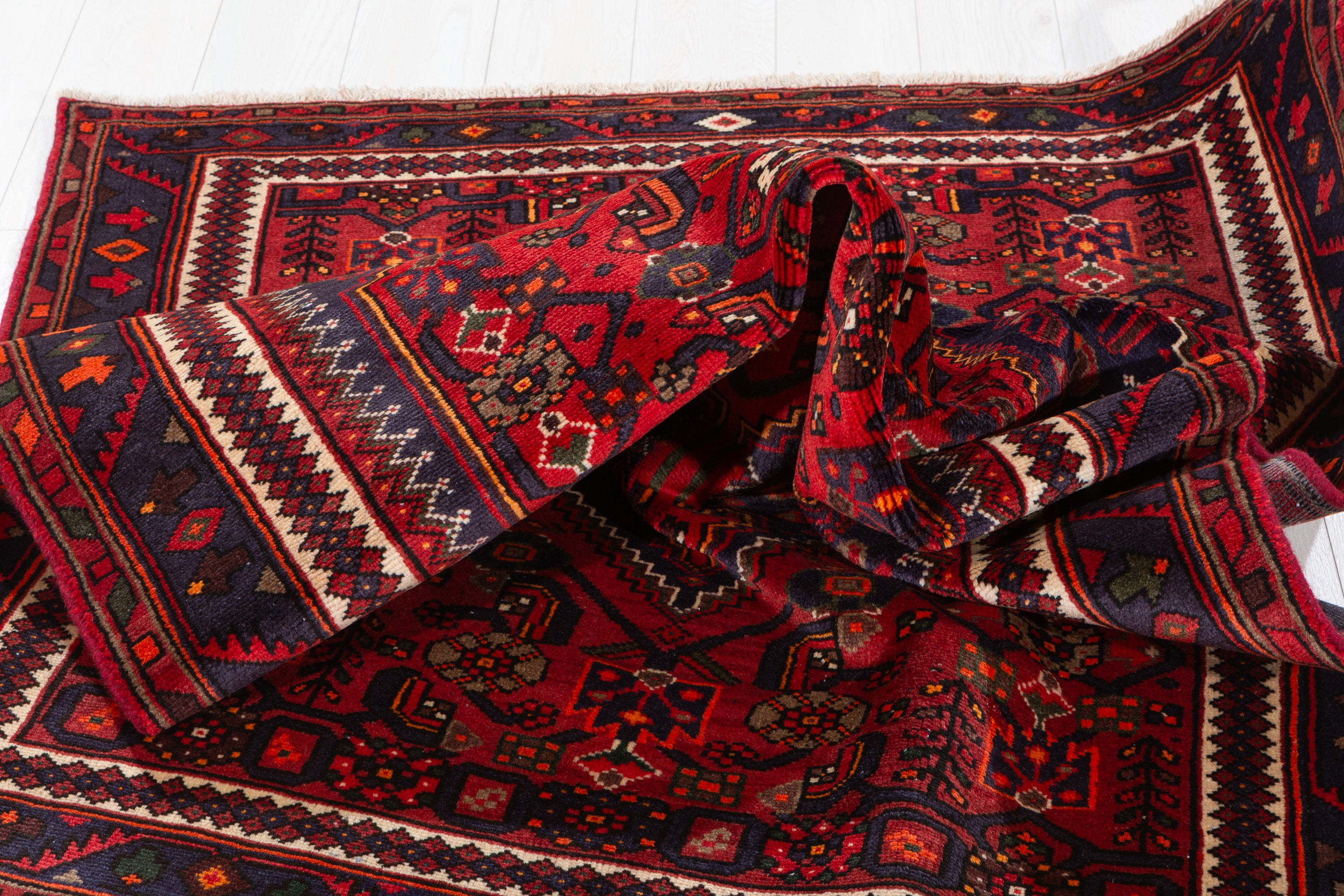 Vintage Red, Navy Blue Central Medallion Area Rug – 6' 8" x 4' 4" (204 x 132 cm)