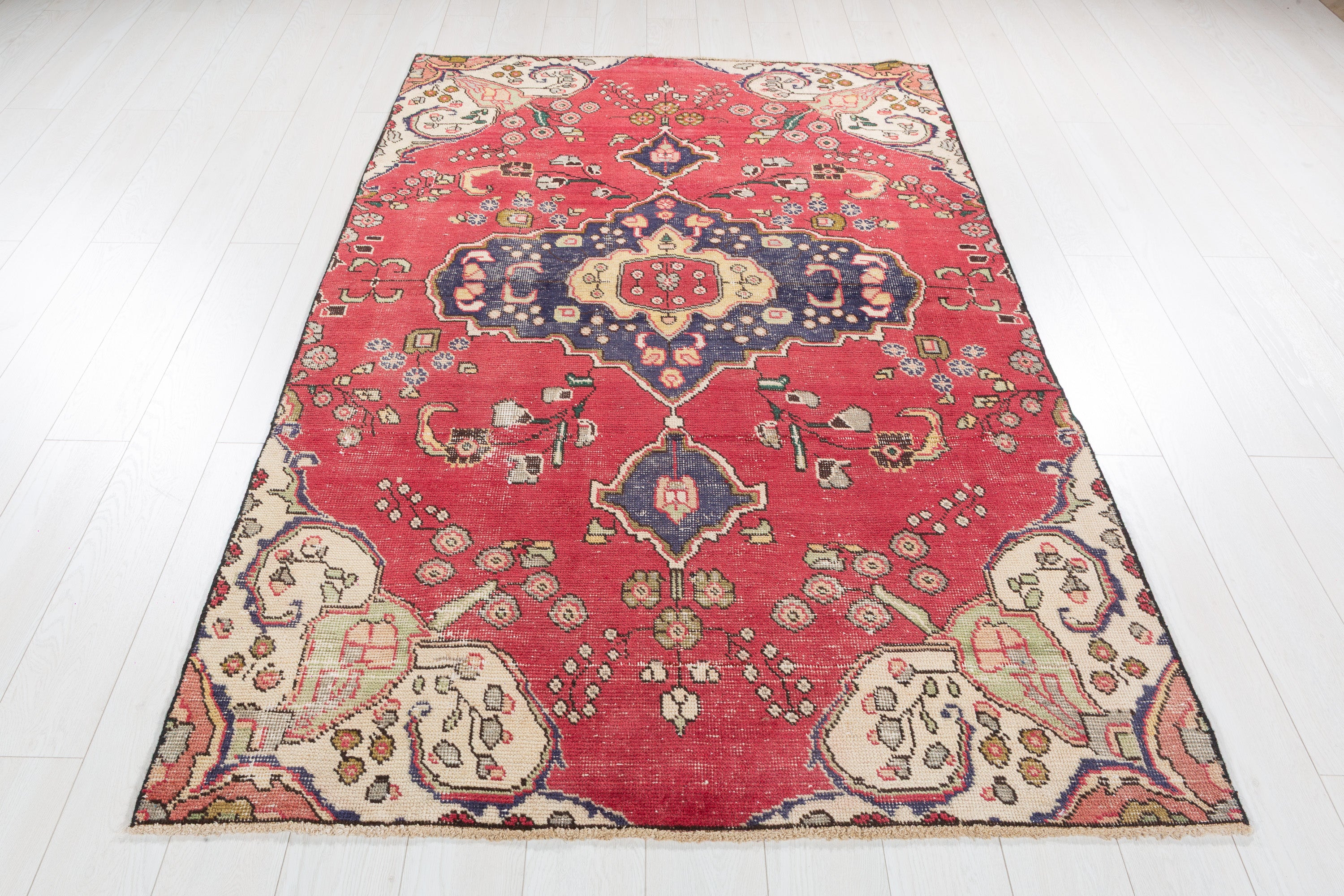 Vintage Pinkish-Red Floral Medallion Area Rug – 7' 4" x 4' 7" (223 x 140 cm)