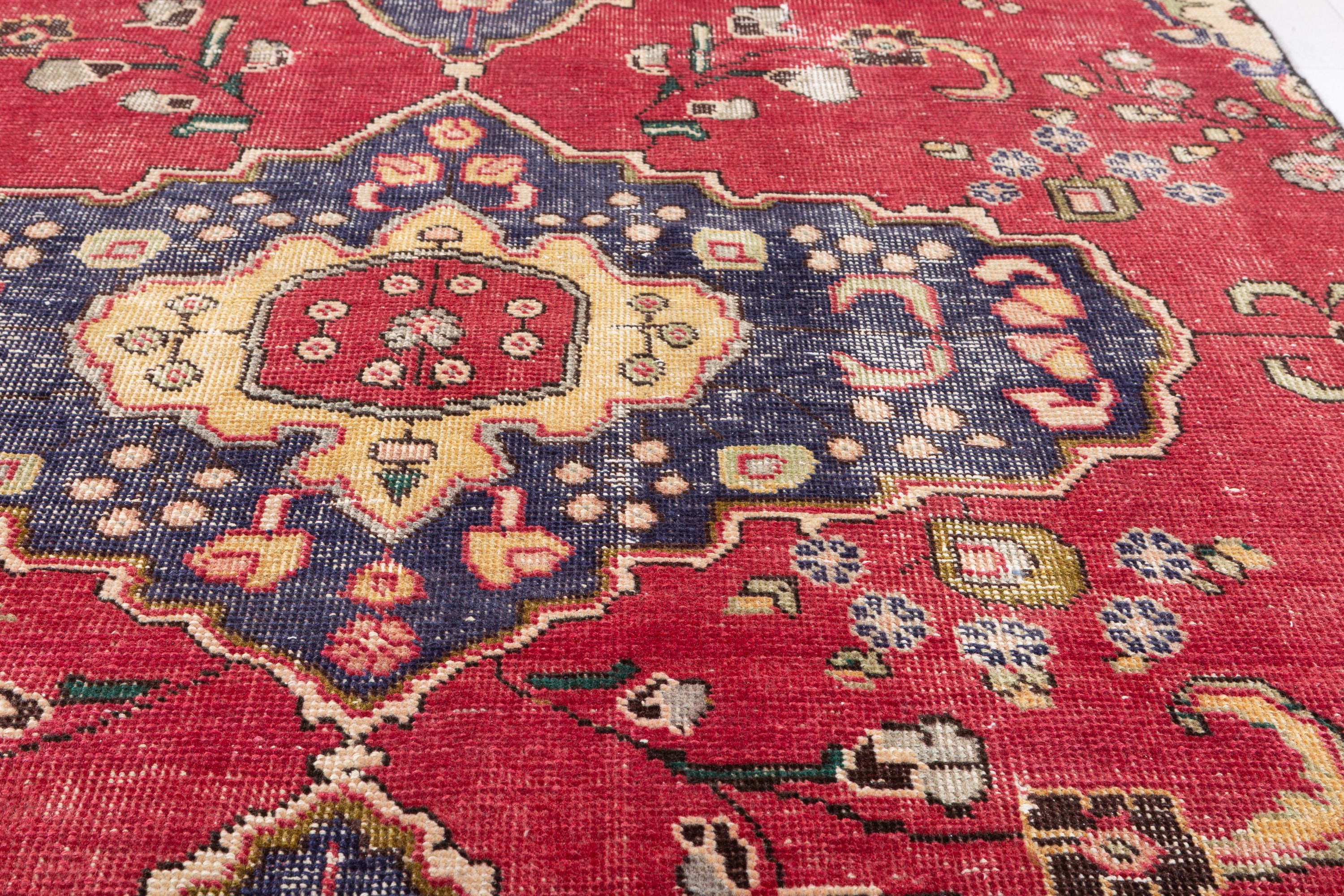 Vintage Pinkish-Red Floral Medallion Area Rug – 7' 4" x 4' 7" (223 x 140 cm)