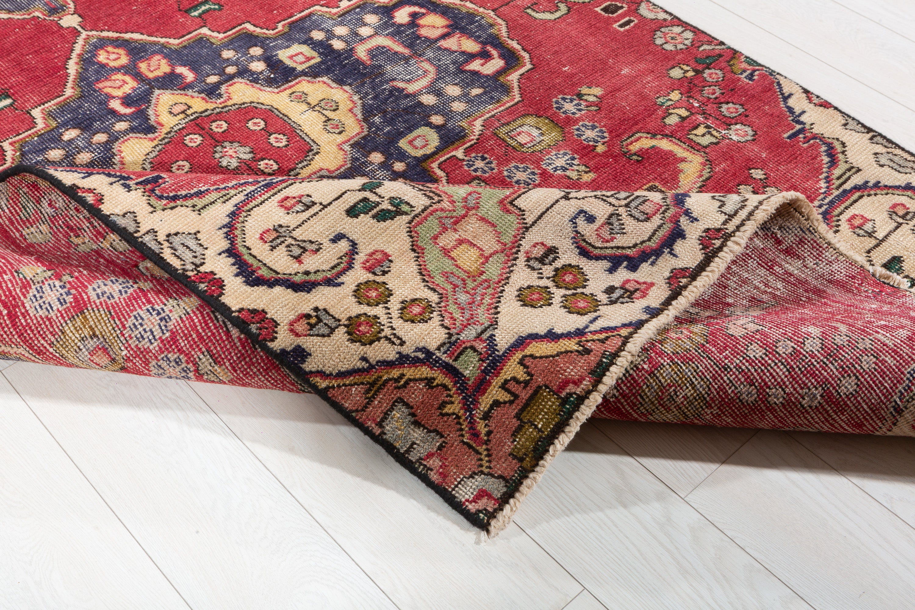 Vintage Pinkish-Red Floral Medallion Area Rug – 7' 4" x 4' 7" (223 x 140 cm)