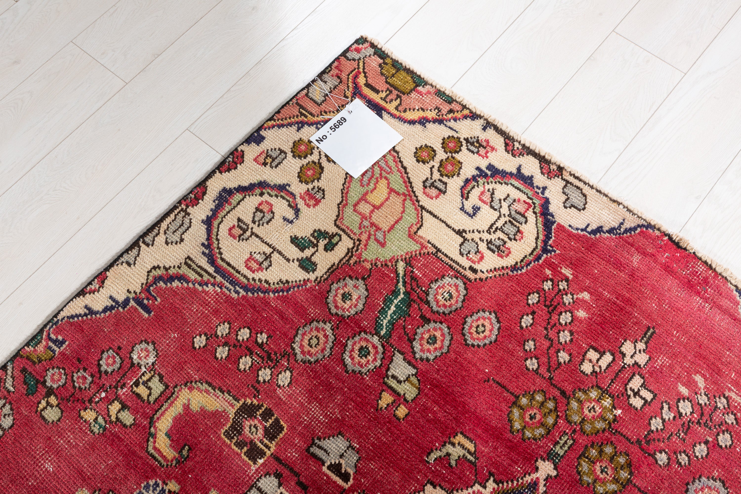 Vintage Pinkish-Red Floral Medallion Area Rug – 7' 4" x 4' 7" (223 x 140 cm)
