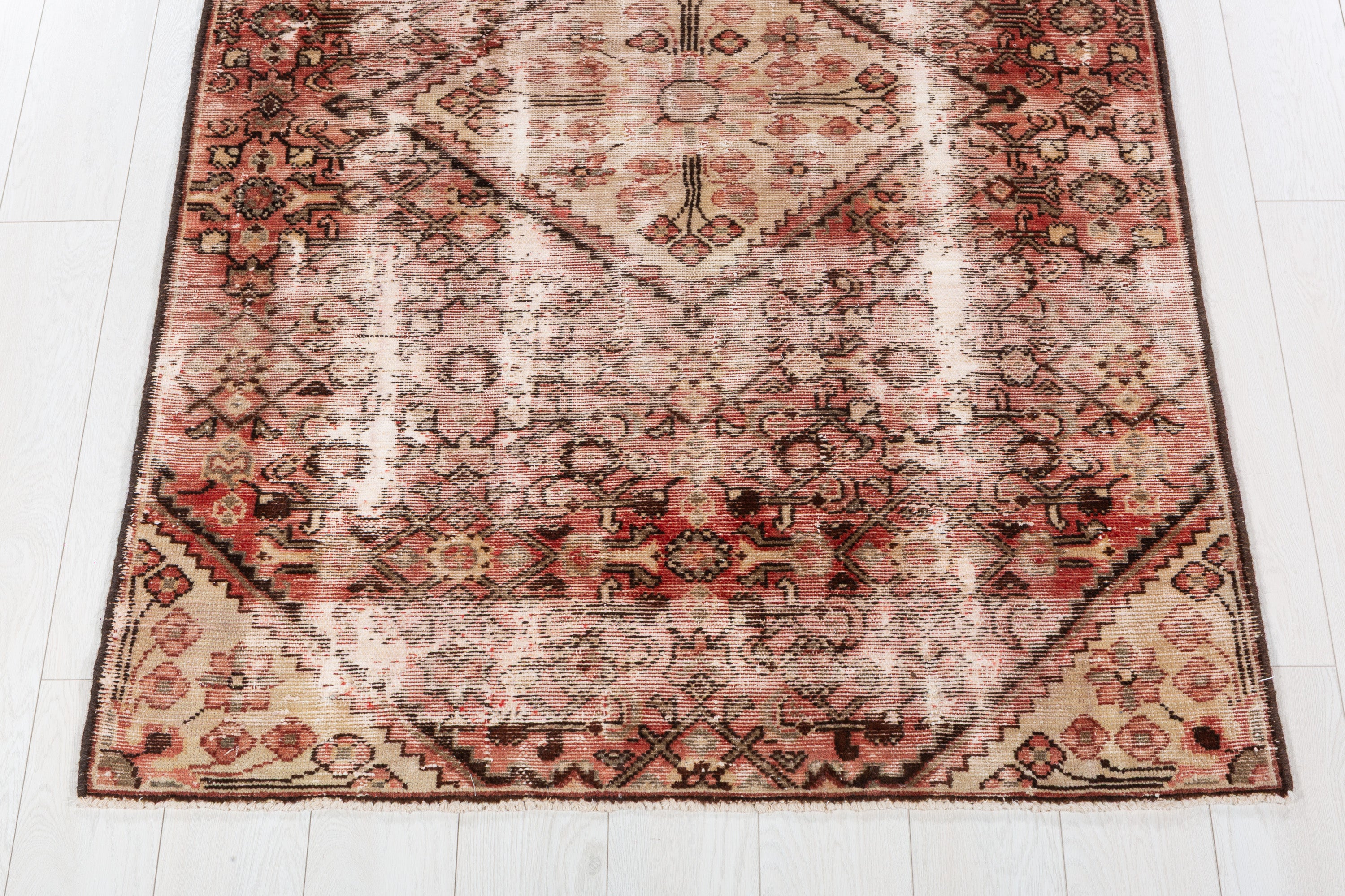 Vintage Faded Red, Beige Distressed Medallion Area Rug – 5' 9" x 3' 10" (175 x 117 cm)