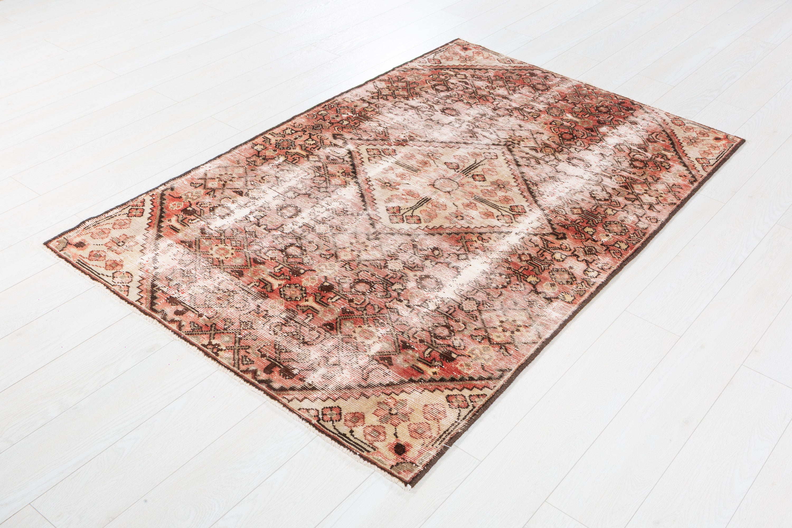 Vintage Faded Red, Beige Distressed Medallion Area Rug – 5' 9" x 3' 10" (175 x 117 cm)
