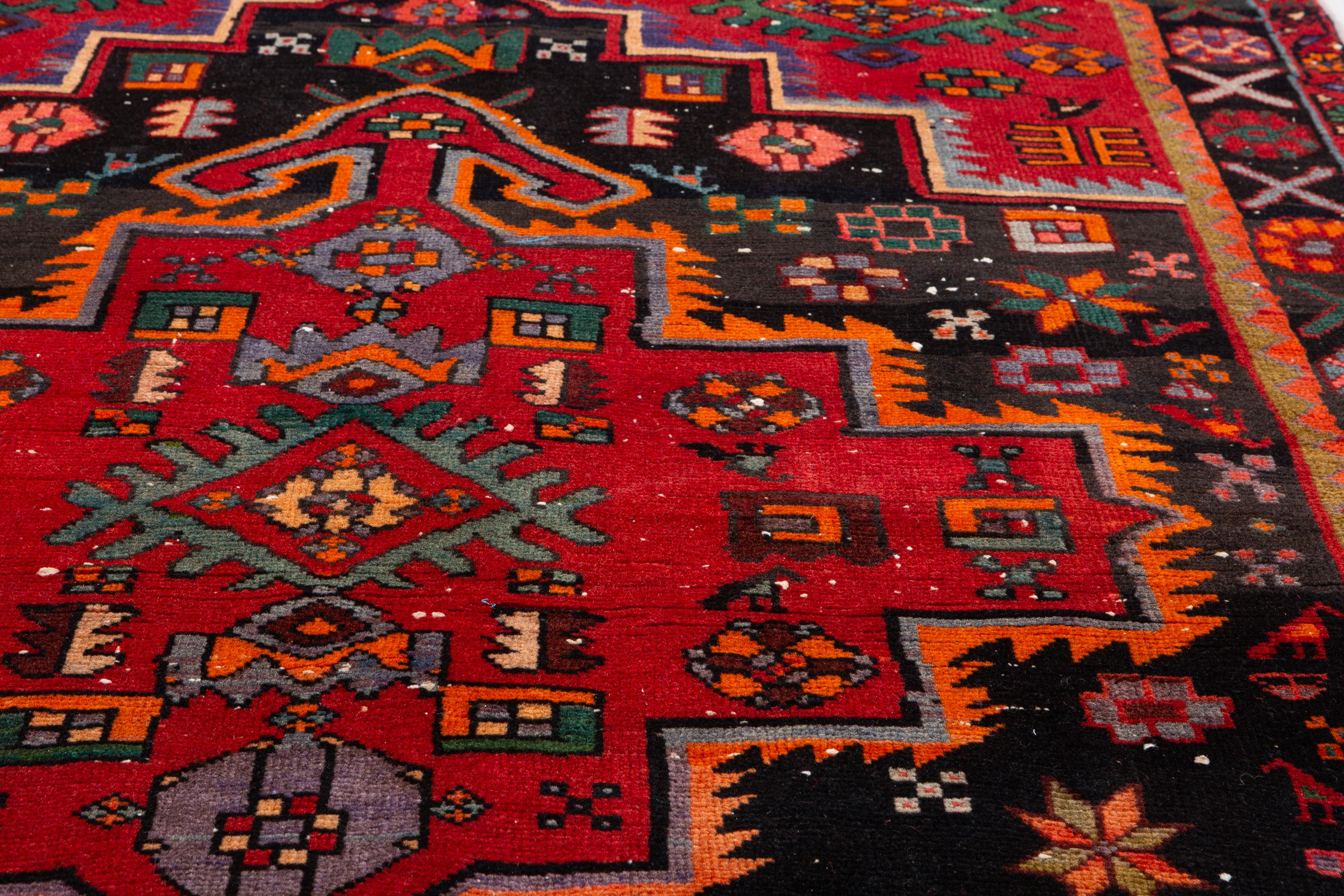 Vintage Red, Black Bold Medallion Area Rug – 7' 0" x 4' 3" (214 x 129 cm)