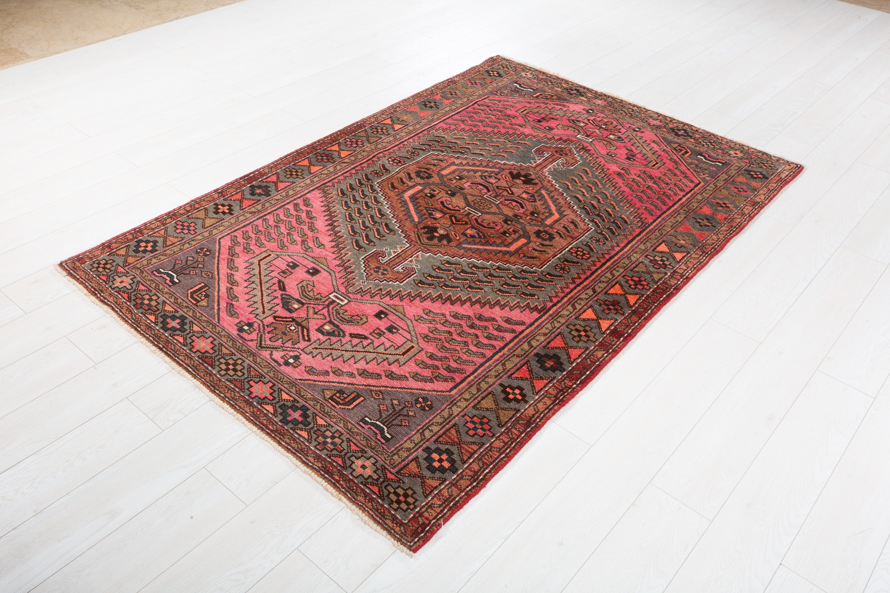 Collectible Vintage Pink, Grey Central Medallion Area Rug – 6' 10" x 4' 5" (209 x 135 cm)