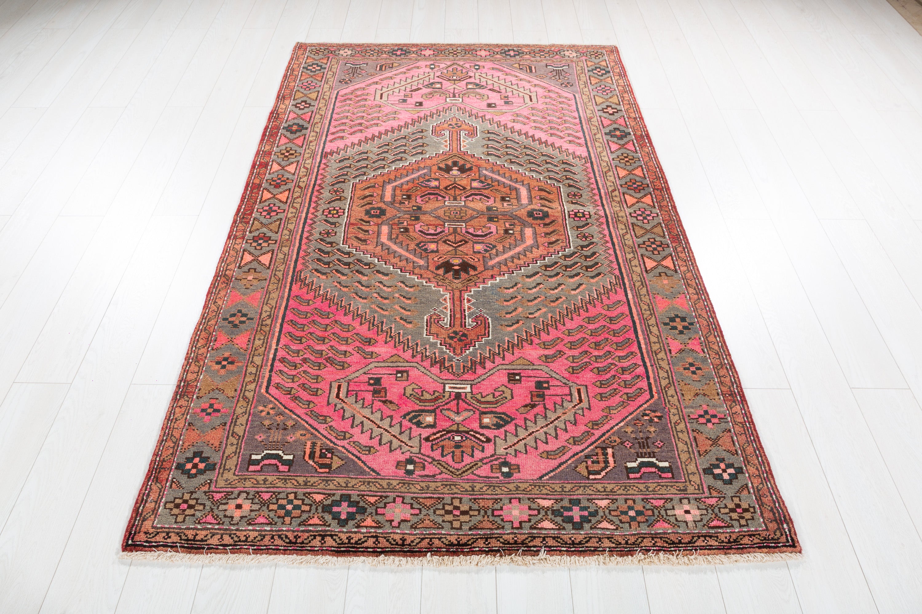 Collectible Vintage Pink, Grey Central Medallion Area Rug – 6' 10" x 4' 5" (209 x 135 cm)