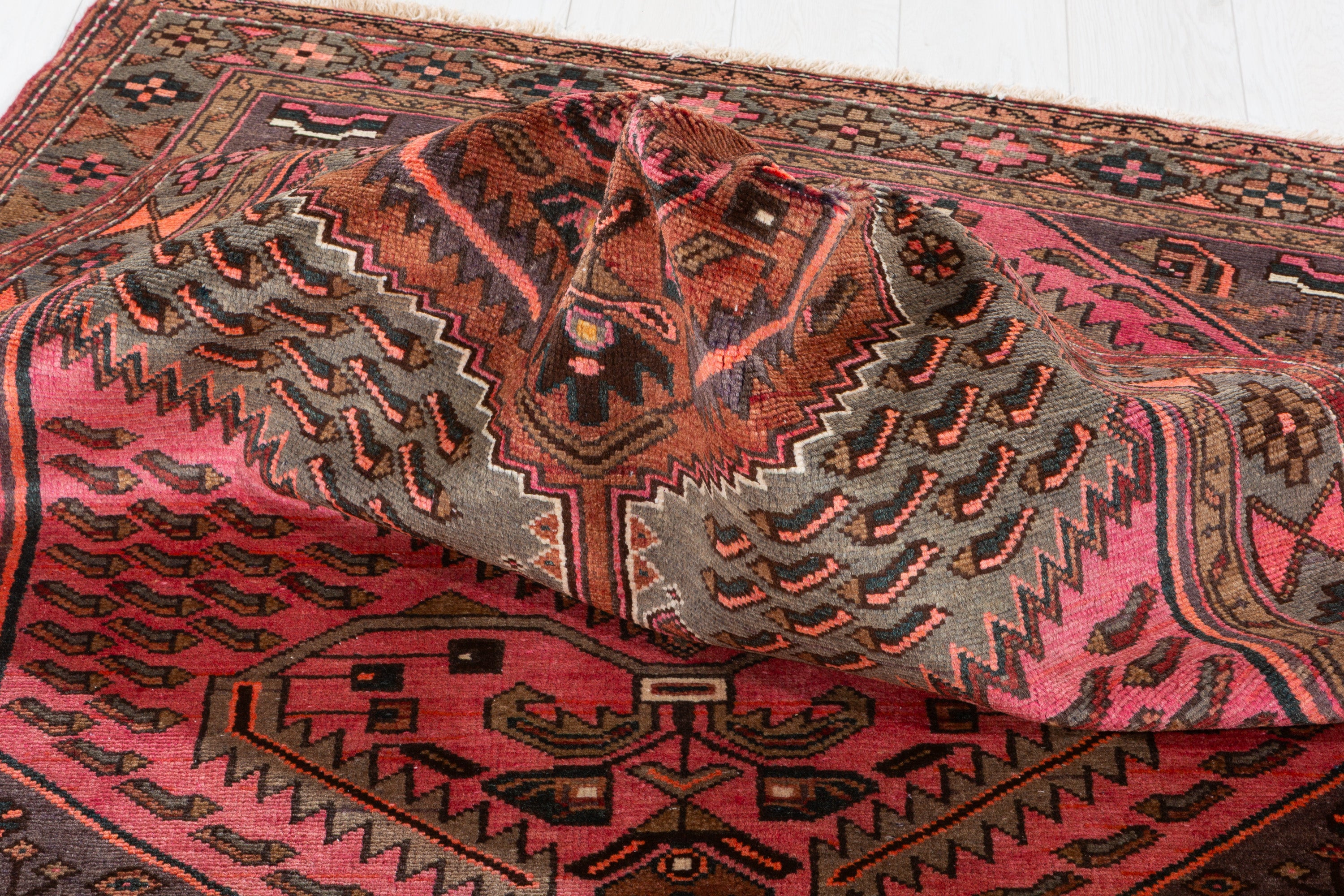 Collectible Vintage Pink, Grey Central Medallion Area Rug – 6' 10" x 4' 5" (209 x 135 cm)