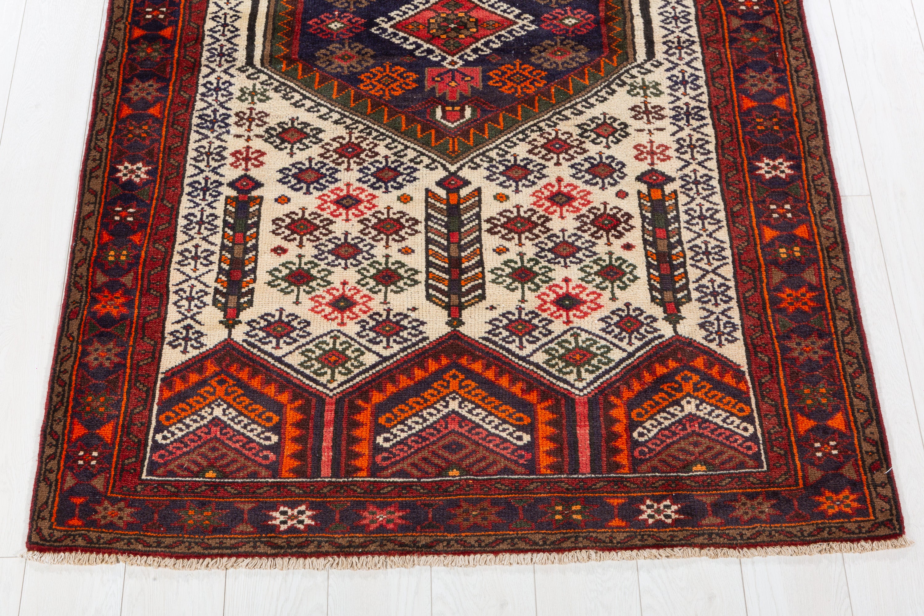 Vintage Beige, Red Ivory Field Medallion Area Rug – 6' 9" x 4' 1" (206 x 125 cm)