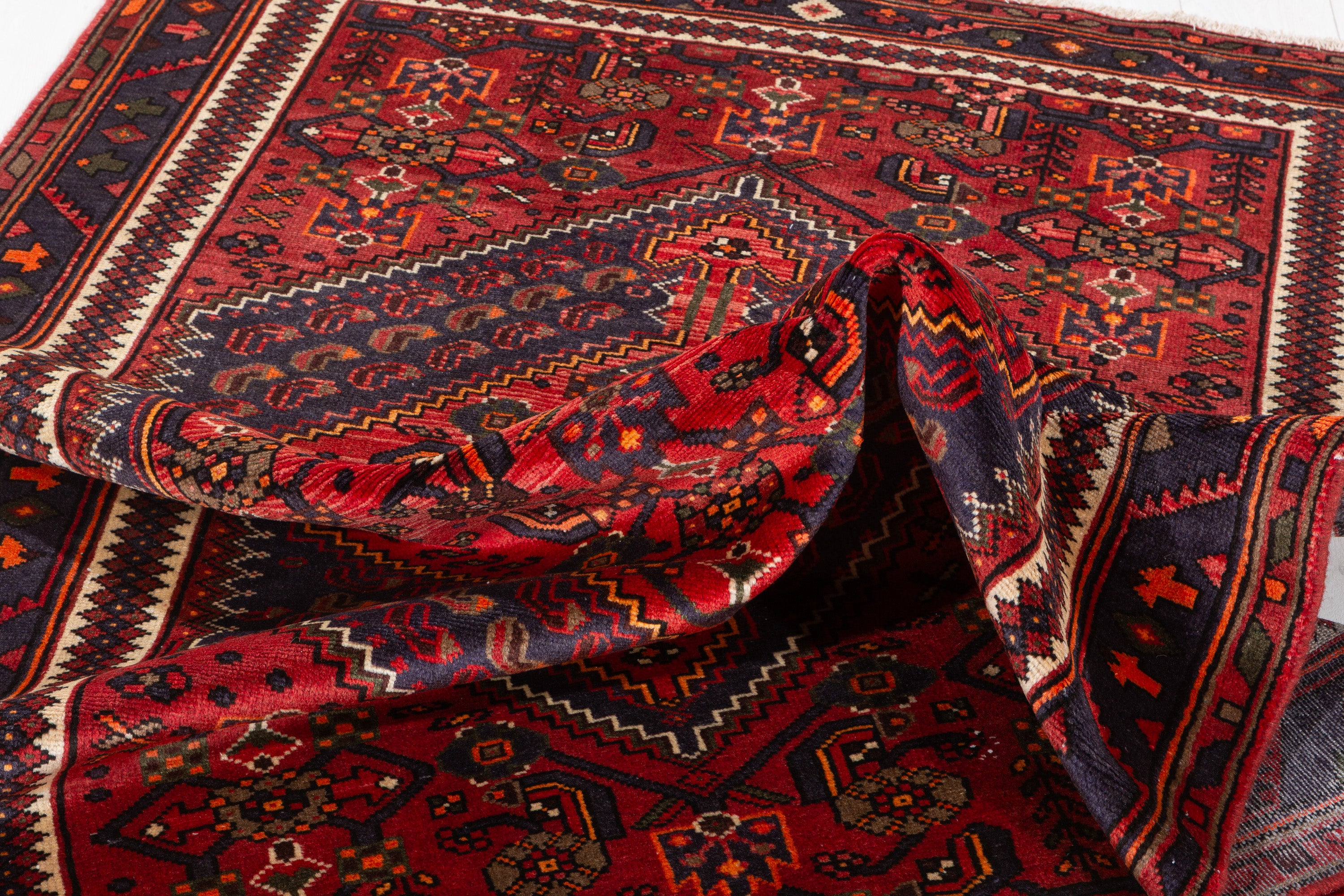 Vintage Red, Blue Central Medallion Area Rug – 6' 7" x 4' 4" (201 x 133 cm)