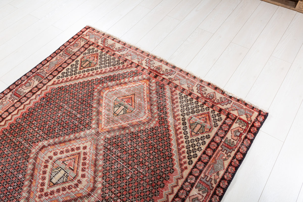 Vintage Faded Soft Coral Triple Diamond Area Rug – 6' 4" x 4' 10" (192 x 148 cm)