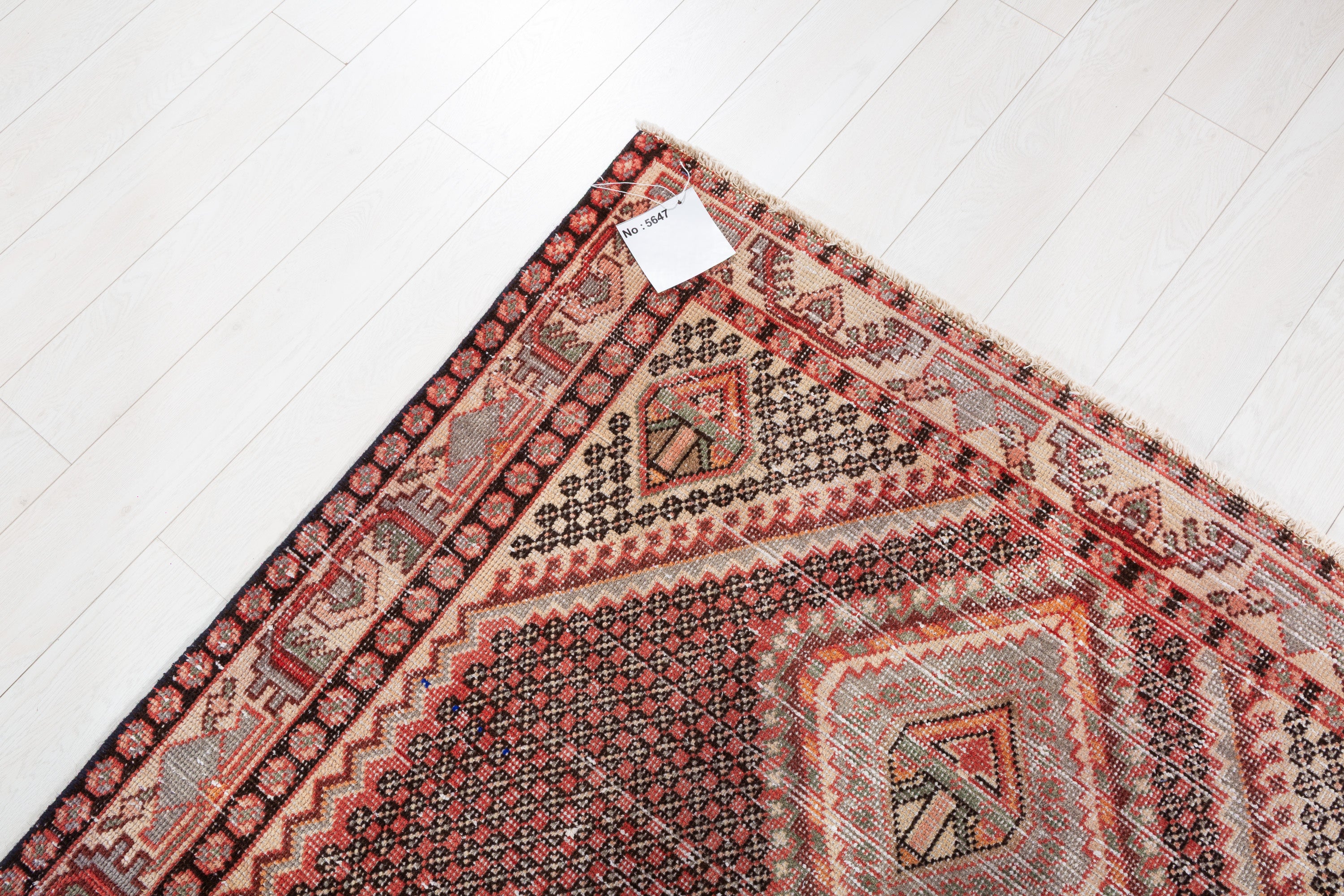 Vintage Faded Soft Coral Triple Diamond Area Rug – 6' 4" x 4' 10" (192 x 148 cm)