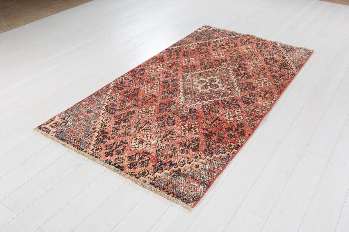 Tapis ancien rouge à motif géométrique intégral – 7' 0" x 3' 10" (214 x 117 cm)