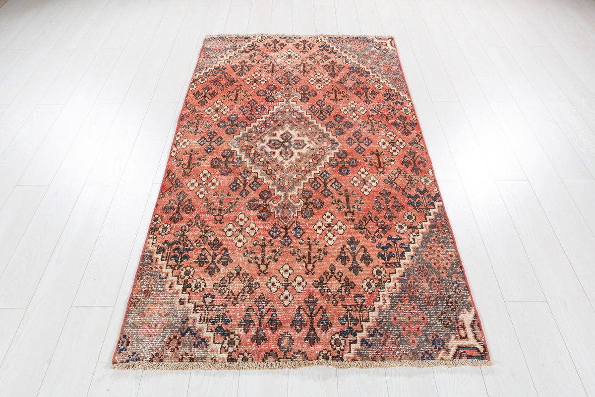 Tapis ancien rouge à motif géométrique intégral – 7' 0" x 3' 10" (214 x 117 cm)