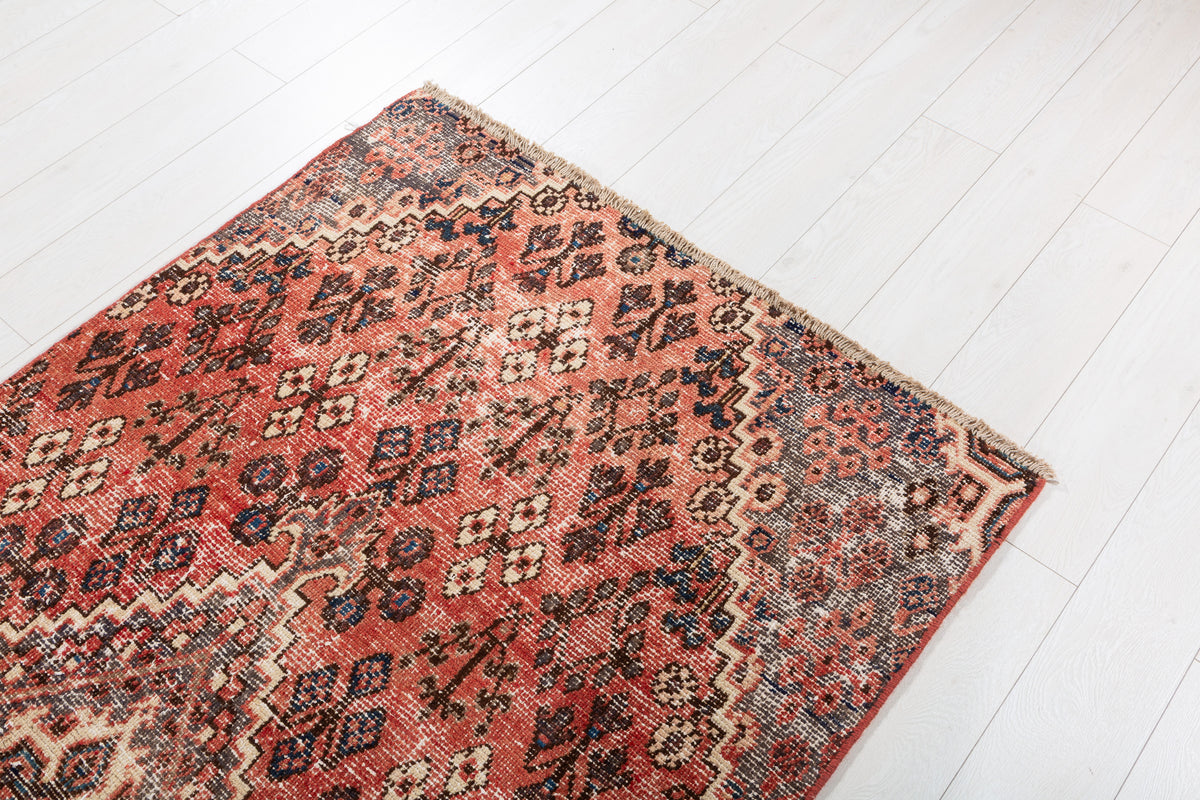 Tapis ancien rouge à motif géométrique intégral – 7' 0" x 3' 10" (214 x 117 cm)
