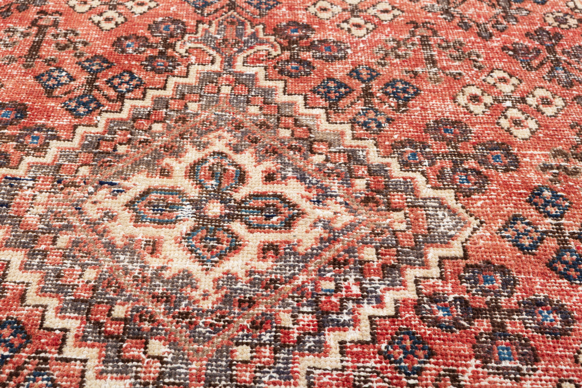 Tapis ancien rouge à motif géométrique intégral – 7' 0" x 3' 10" (214 x 117 cm)