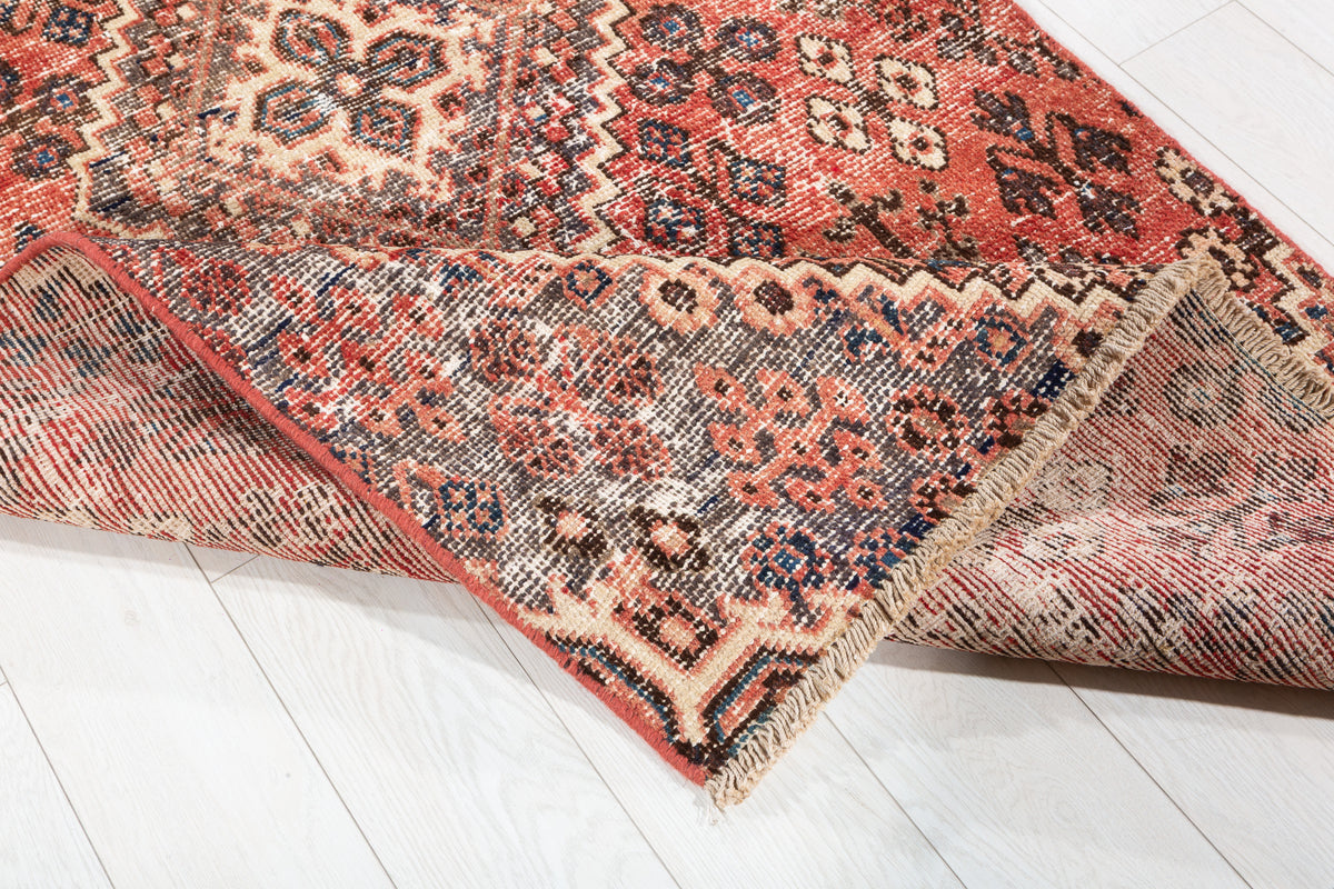 Tapis ancien rouge à motif géométrique intégral – 7' 0" x 3' 10" (214 x 117 cm)