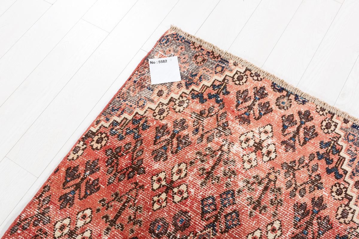 Tapis ancien rouge à motif géométrique intégral – 7' 0" x 3' 10" (214 x 117 cm)