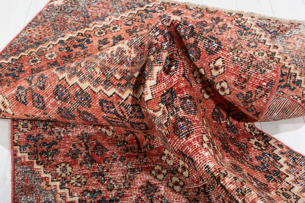 Tapis ancien rouge à motif géométrique intégral – 7' 0" x 3' 10" (214 x 117 cm)