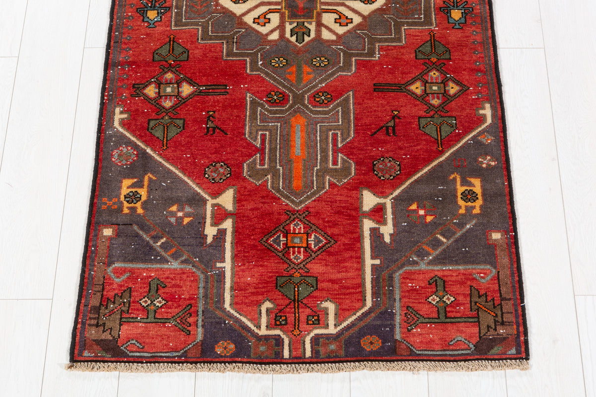 Tapis semi-ancien rouge à médaillon géométrique – 5' 9" x 2' 10" (174 x 86 cm)