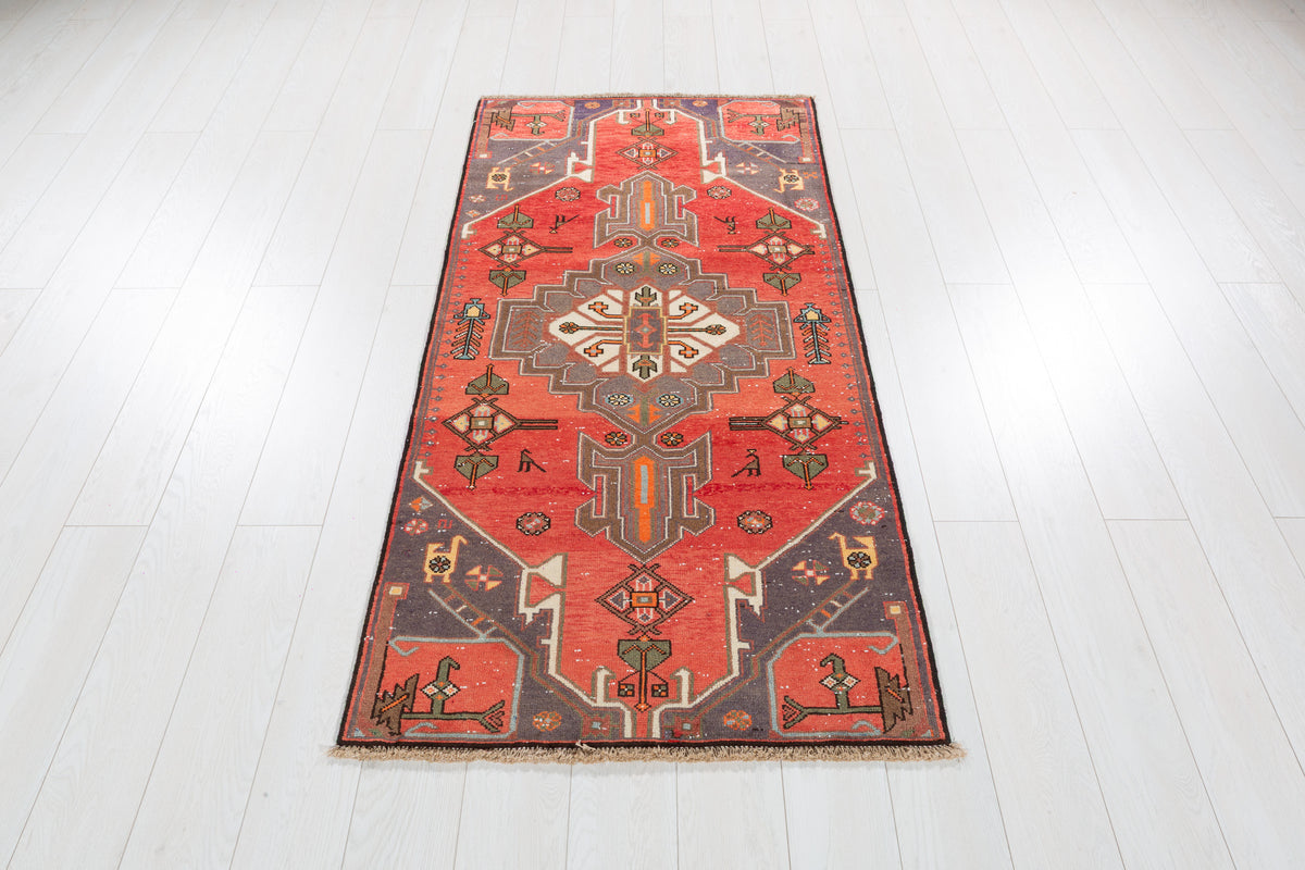 Tapis semi-ancien rouge à médaillon géométrique – 5' 9" x 2' 10" (174 x 86 cm)