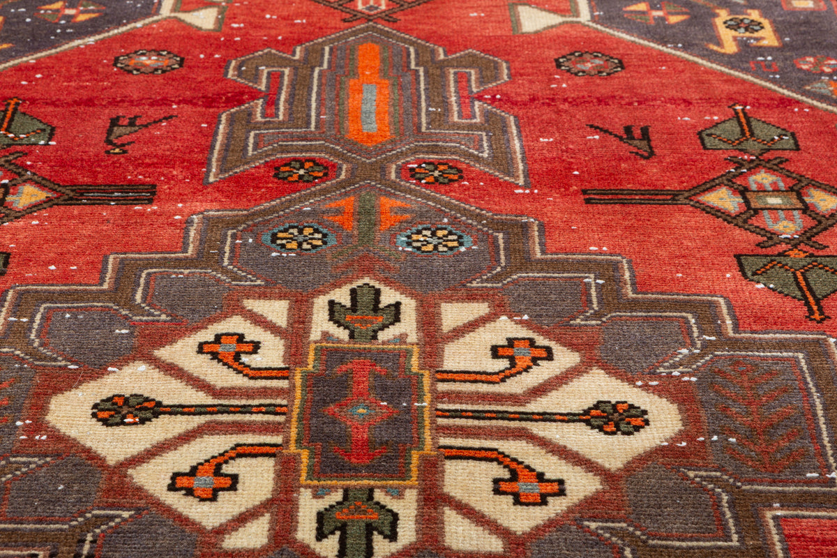 Tapis semi-ancien rouge à médaillon géométrique – 5' 9" x 2' 10" (174 x 86 cm)