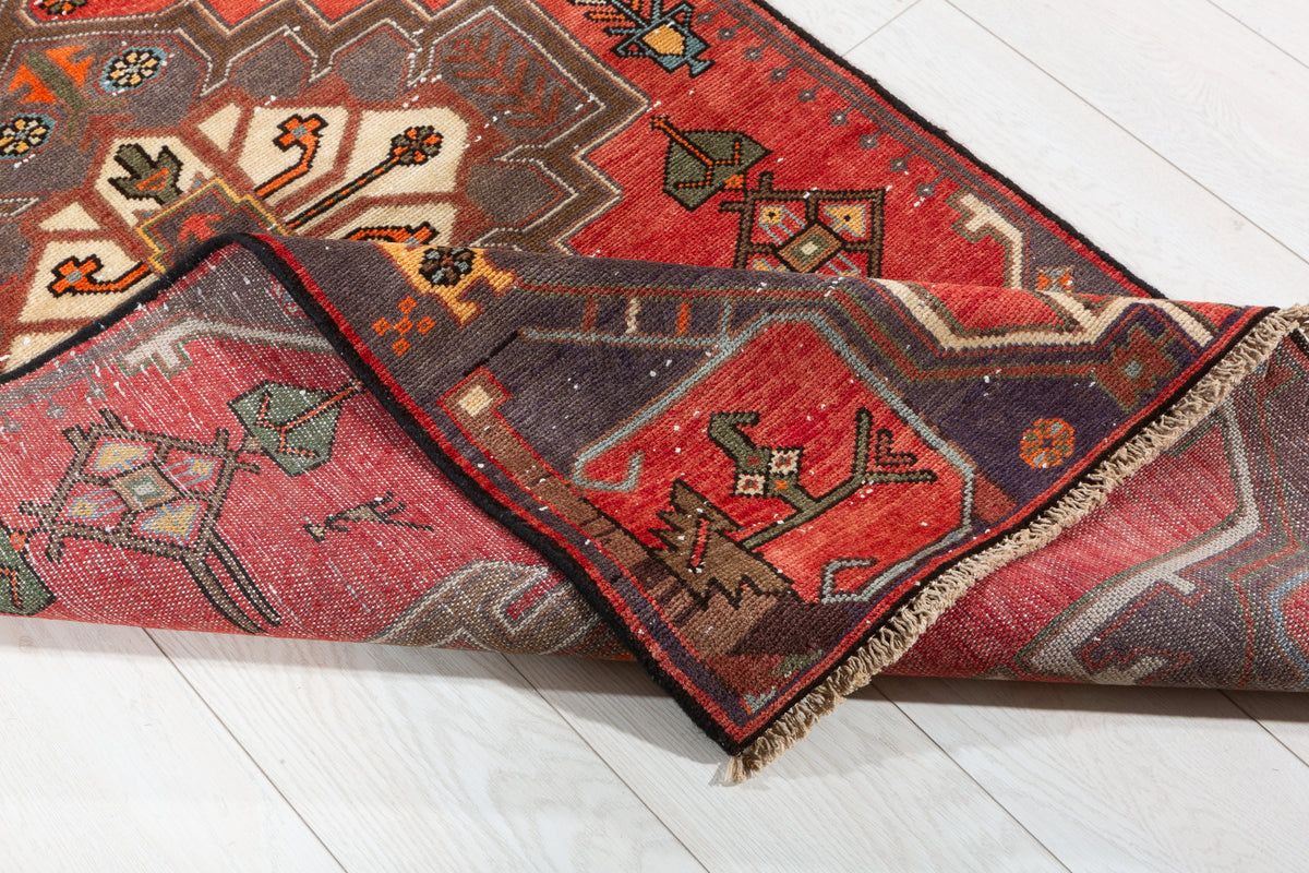 Tapis semi-ancien rouge à médaillon géométrique – 5' 9" x 2' 10" (174 x 86 cm)