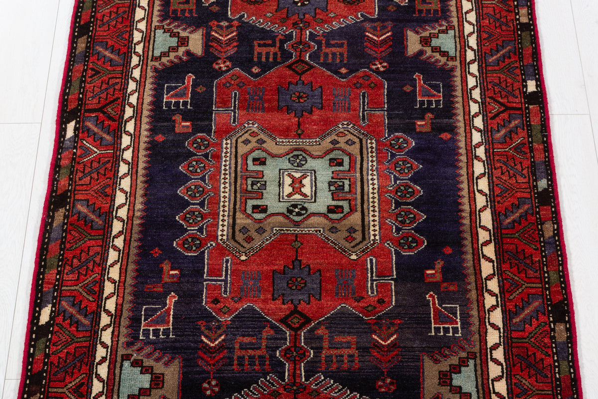 Tapis vintage bleu marine et rouge à motif figuratif Animal et à motif géométrique – 6' 3" x 3' 5" (190 x 104 cm)