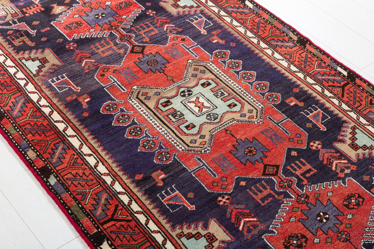 Tapis vintage bleu marine et rouge à motif figuratif Animal et à motif géométrique – 6' 3" x 3' 5" (190 x 104 cm)