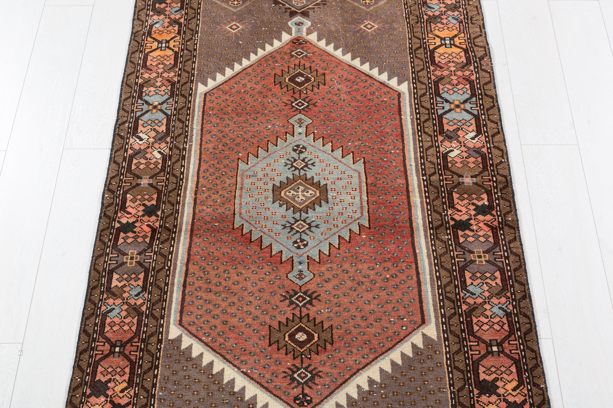 Tapis vintage délavé rouge rouille et bleu à médaillon géométrique – 6' 5" x 3' 4" (196 x 101 cm)