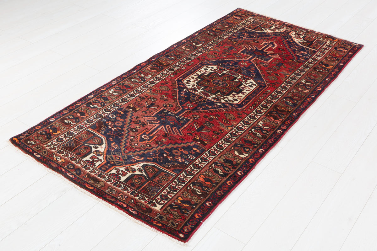 Tapis vintage rouge rouille et bleu marine à médaillon central – 6' 10" x 3' 3" (208 x 100 cm)