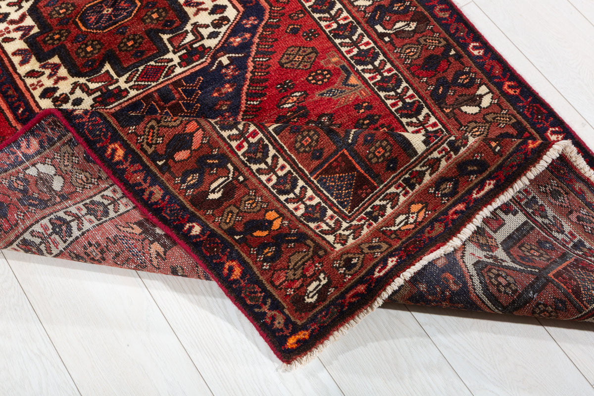 Tapis vintage rouge rouille et bleu marine à médaillon central – 6' 10" x 3' 3" (208 x 100 cm)