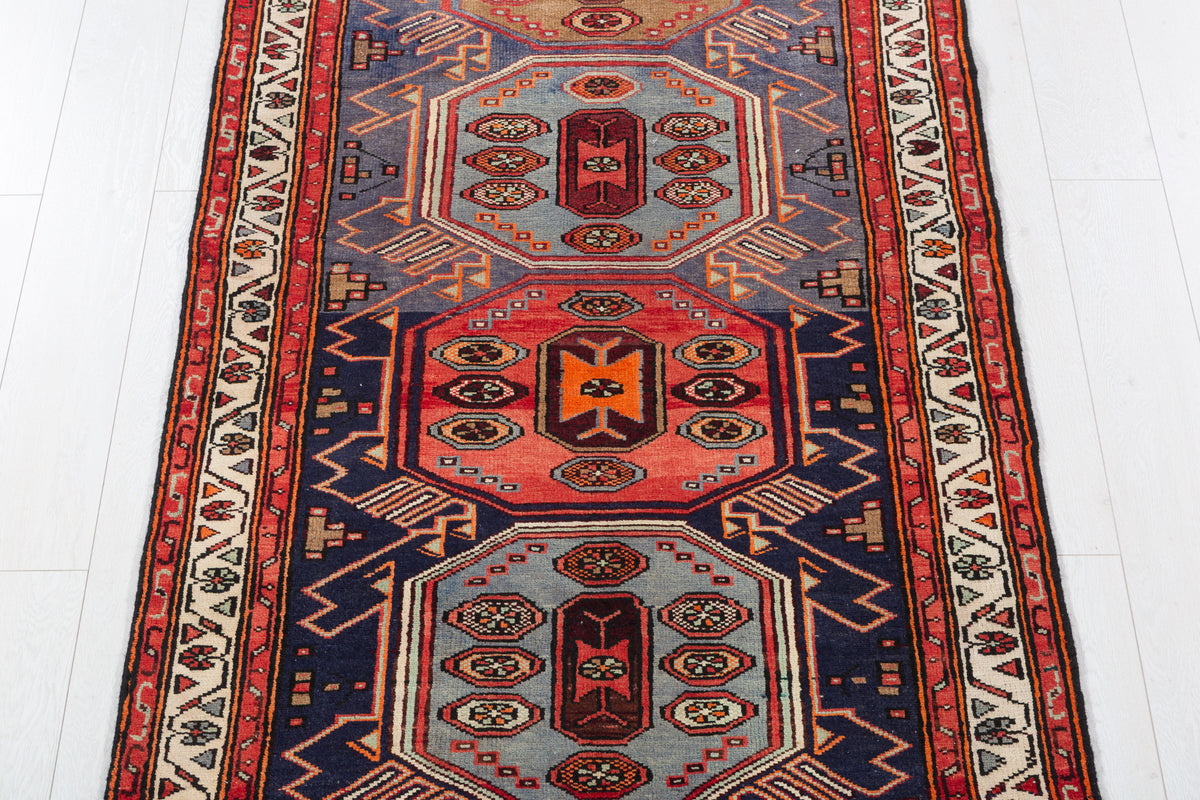 Tapis vintage bleu marine, rouge, bleu, et brun Three-Panel Tribal – 7' 7" x 3' 5" (230 x 103 cm)