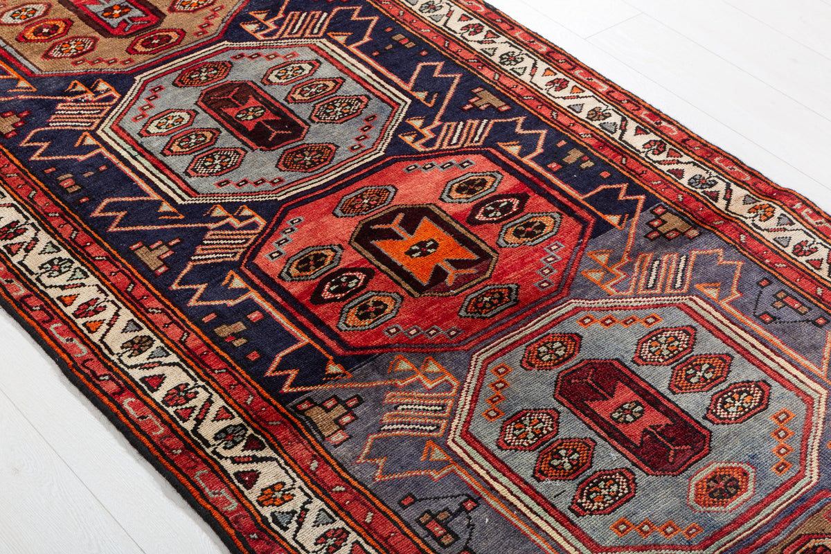 Tapis vintage bleu marine, rouge, bleu, et brun Three-Panel Tribal – 7' 7" x 3' 5" (230 x 103 cm)